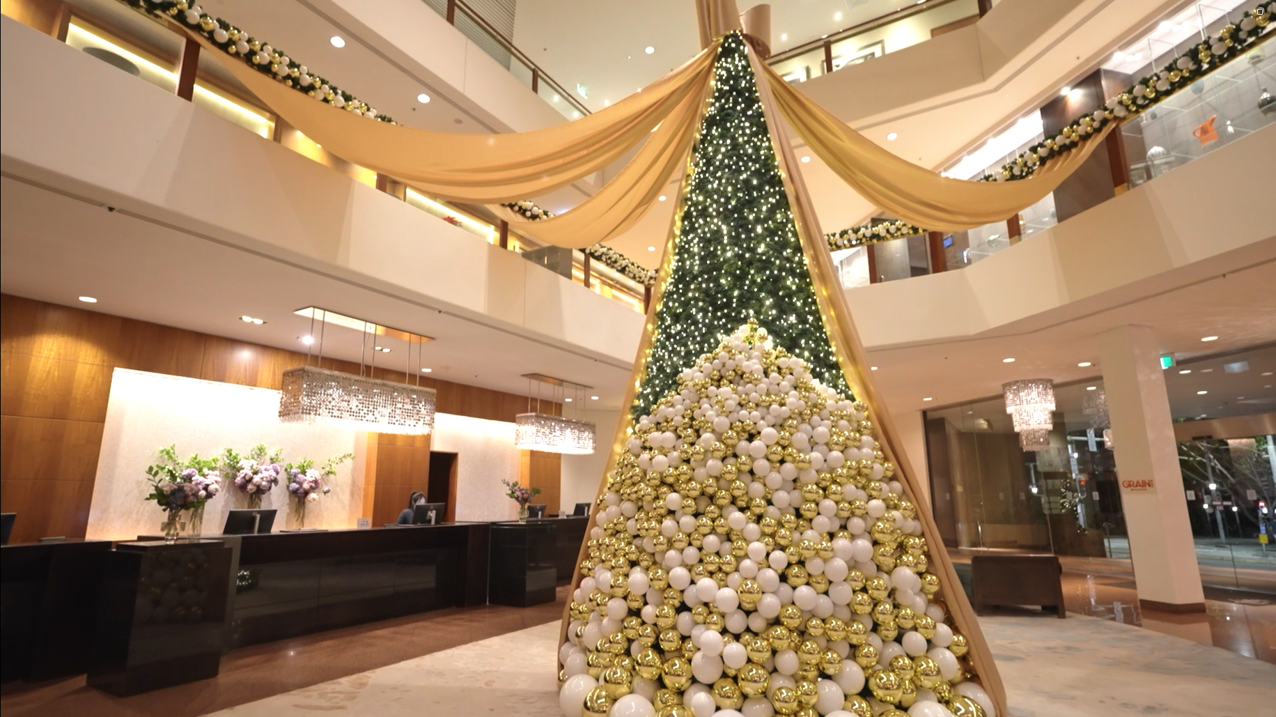 A custom-designed Christmas tree dressed in sophisticated tones that seamlessly match the hotel's premium interior design.