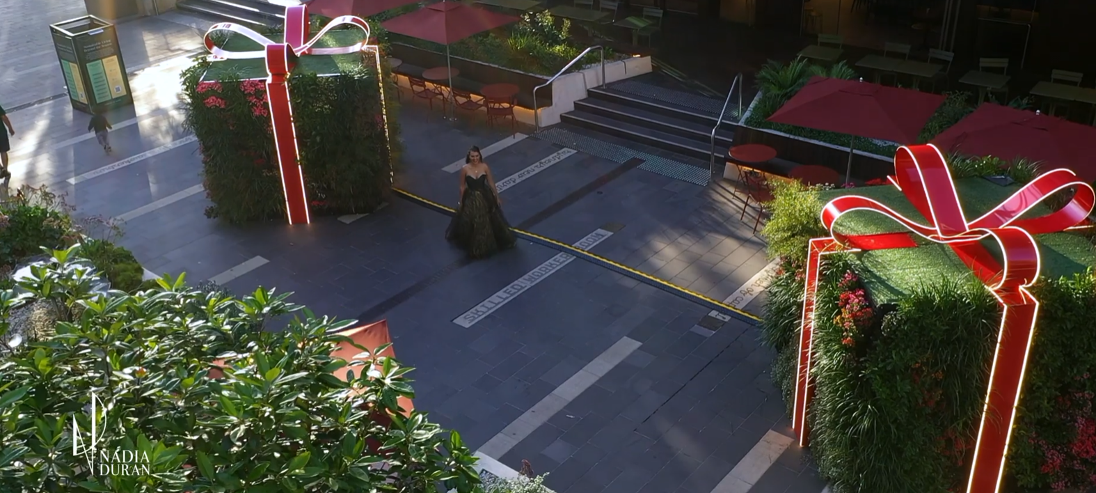 festive-christmas-setup-worldwide-darling-quarter.png