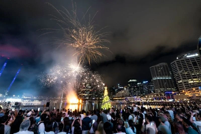 grand-holiday-themed-installation-darling-harbour-floating-christmas-tree.jpeg