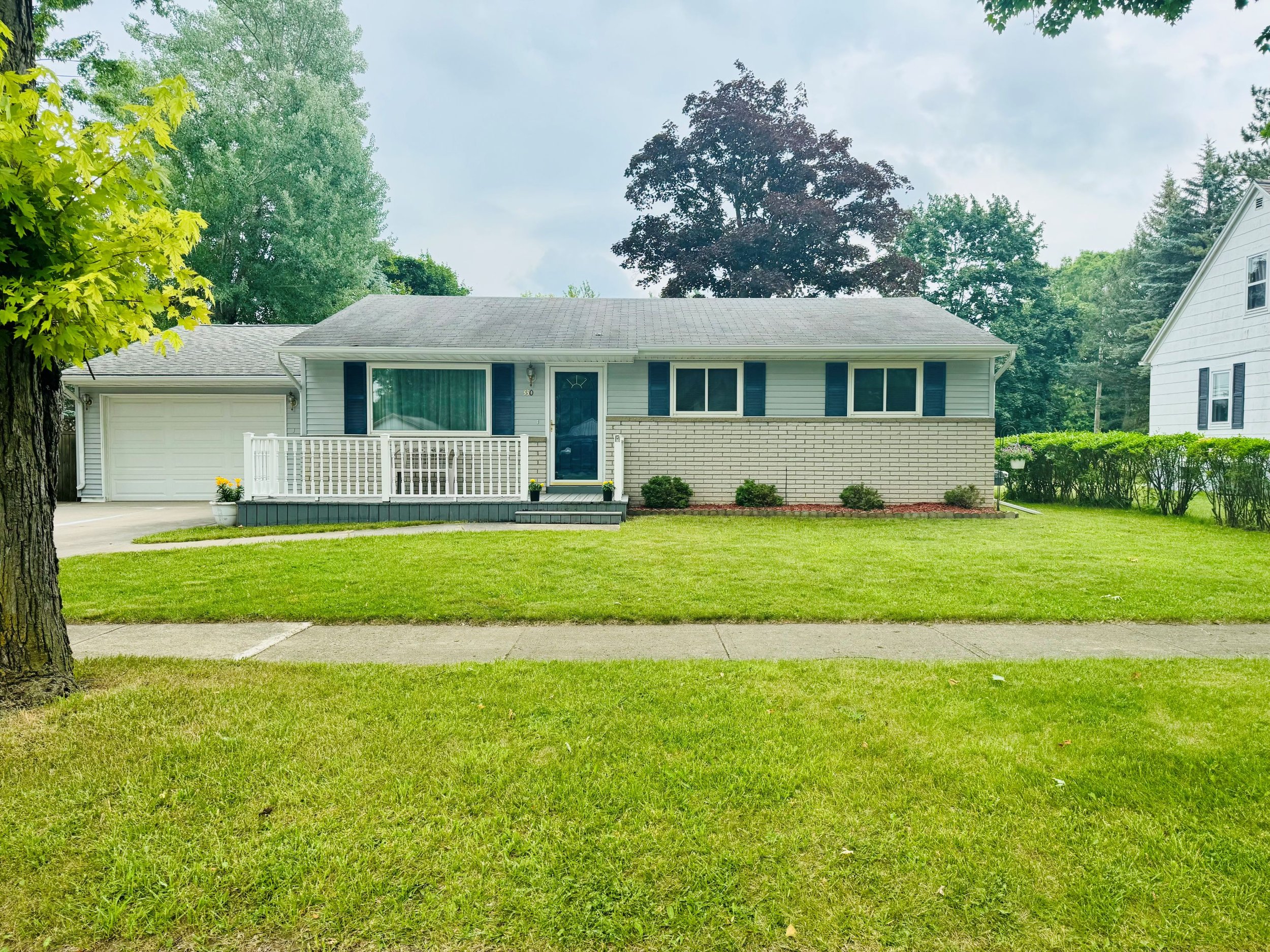 Welcoming Ranch Home - 3 bedroom, 1 bathroom, large fenced in yard.