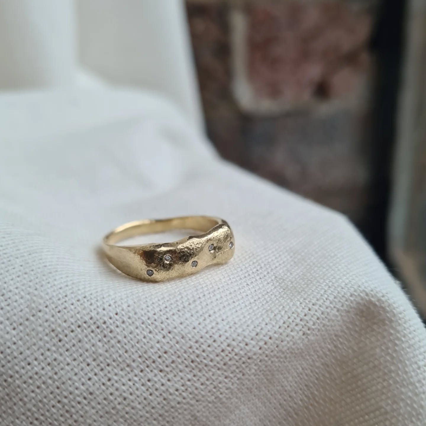 Wedding bells 💍🎊 

Contemporary wedding band made last week for a lovely couple. 9ct Gold and 5 wee diamonds 

Find similar and more @flux.jewellery.ltd 

#weddingring #contomporaryweddingring #jewellery #leweseastsussex