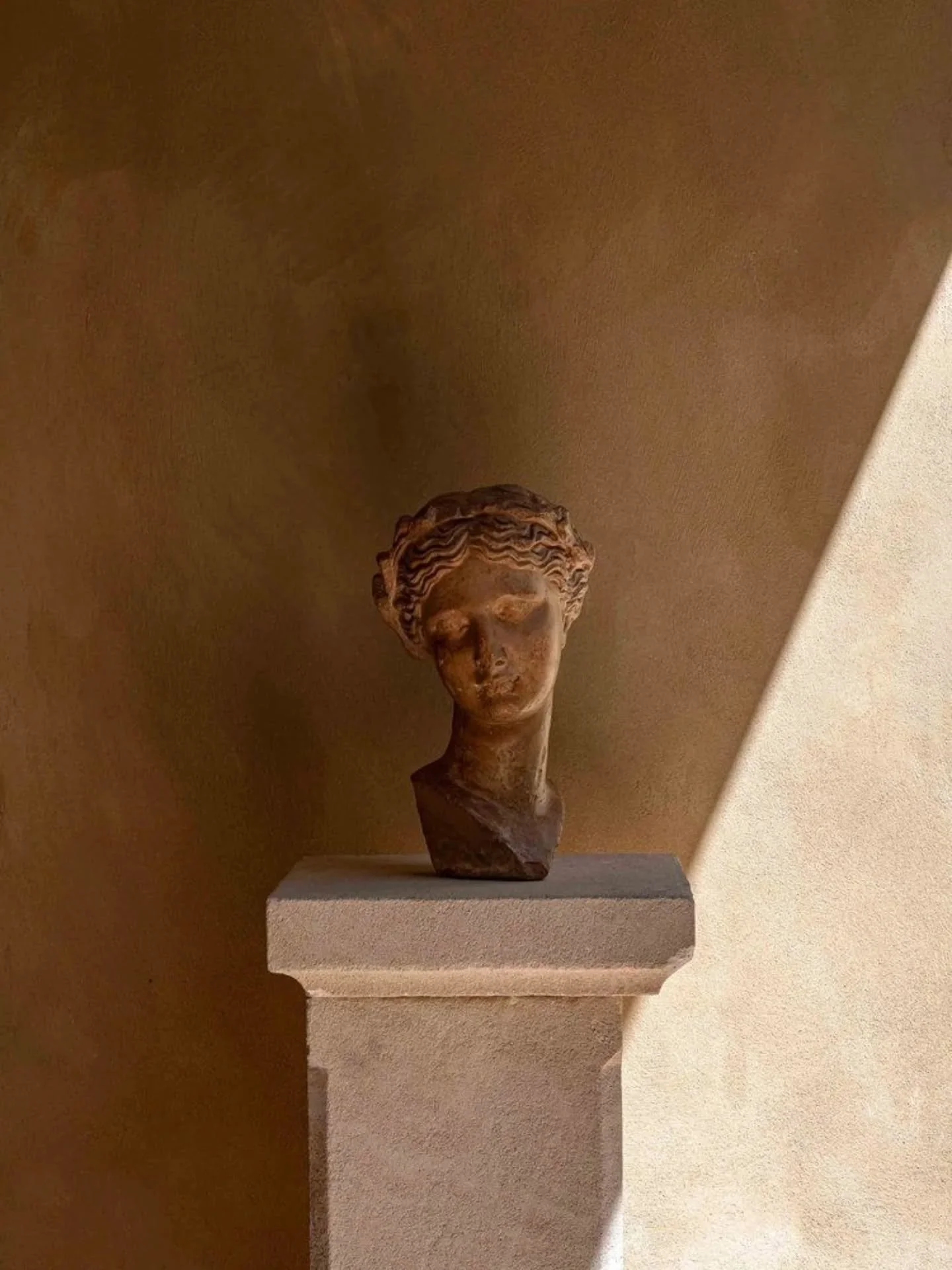 La pierre se souvient. La lumi&egrave;re r&eacute;v&egrave;le. Tout devient pr&eacute;sence.

&mdash;
#Fragments #MaisonFlavescent #ObjetsDAme #InspirationMaison #LumiereEtMatiere #SlowInterior