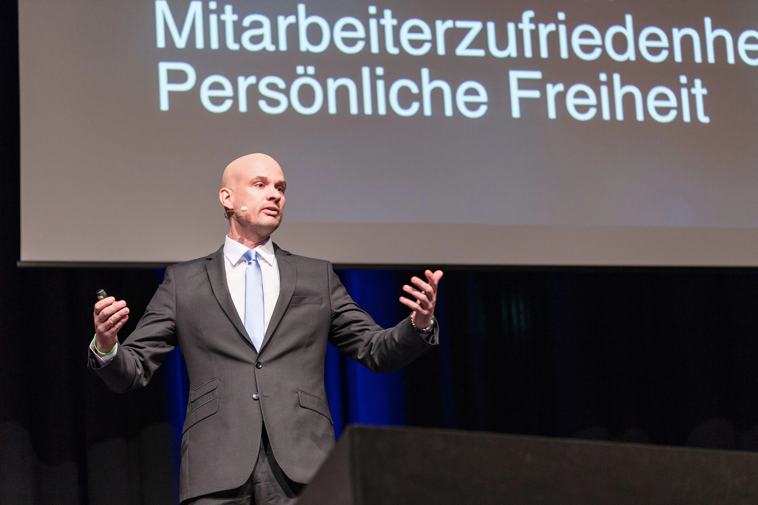 Jens Pätzold auf der Bühne bei einem Vortrag