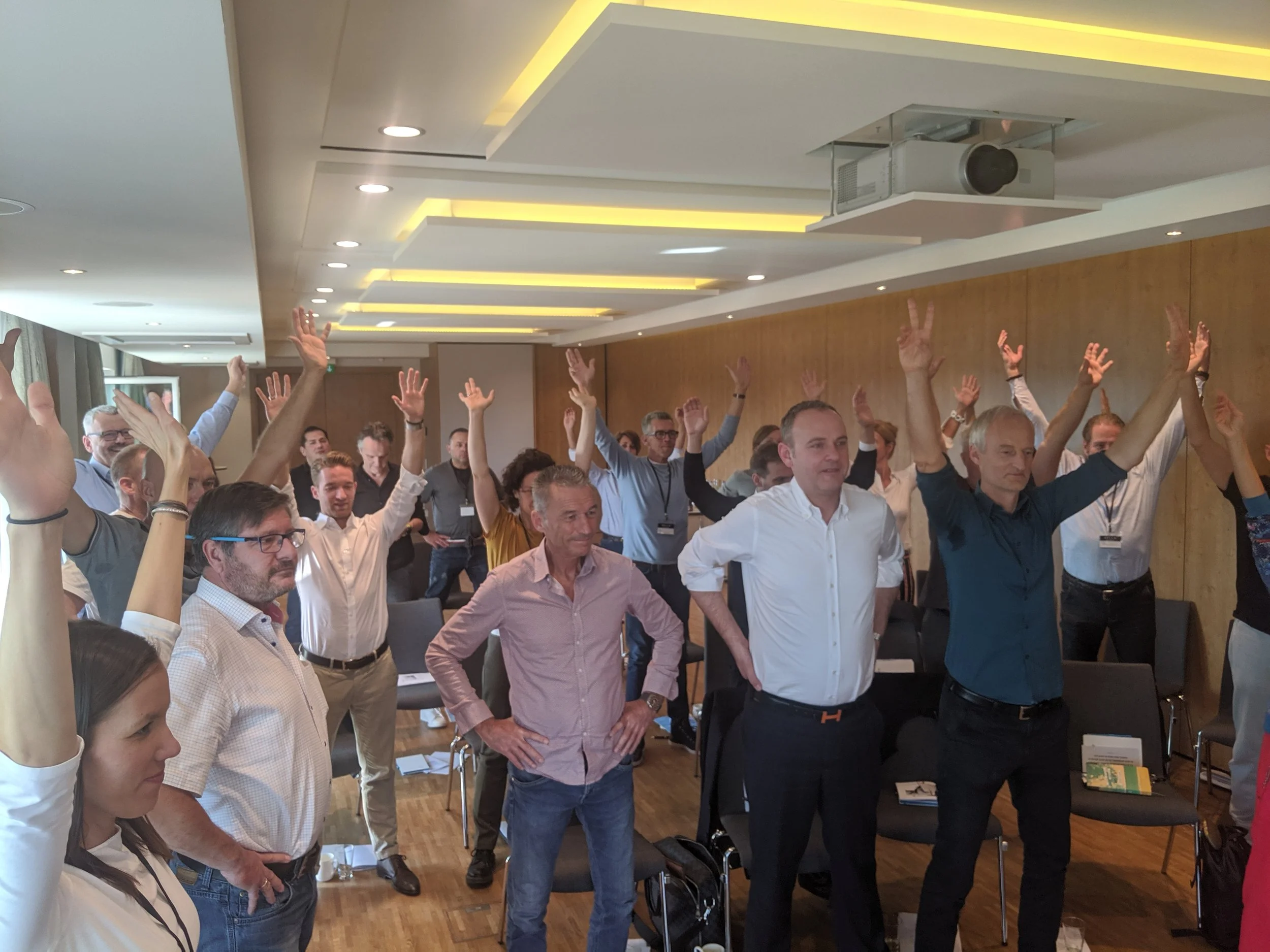 Teilnehmende eines ALAKAI´ Seminars bei einer gemeinsamen Übung