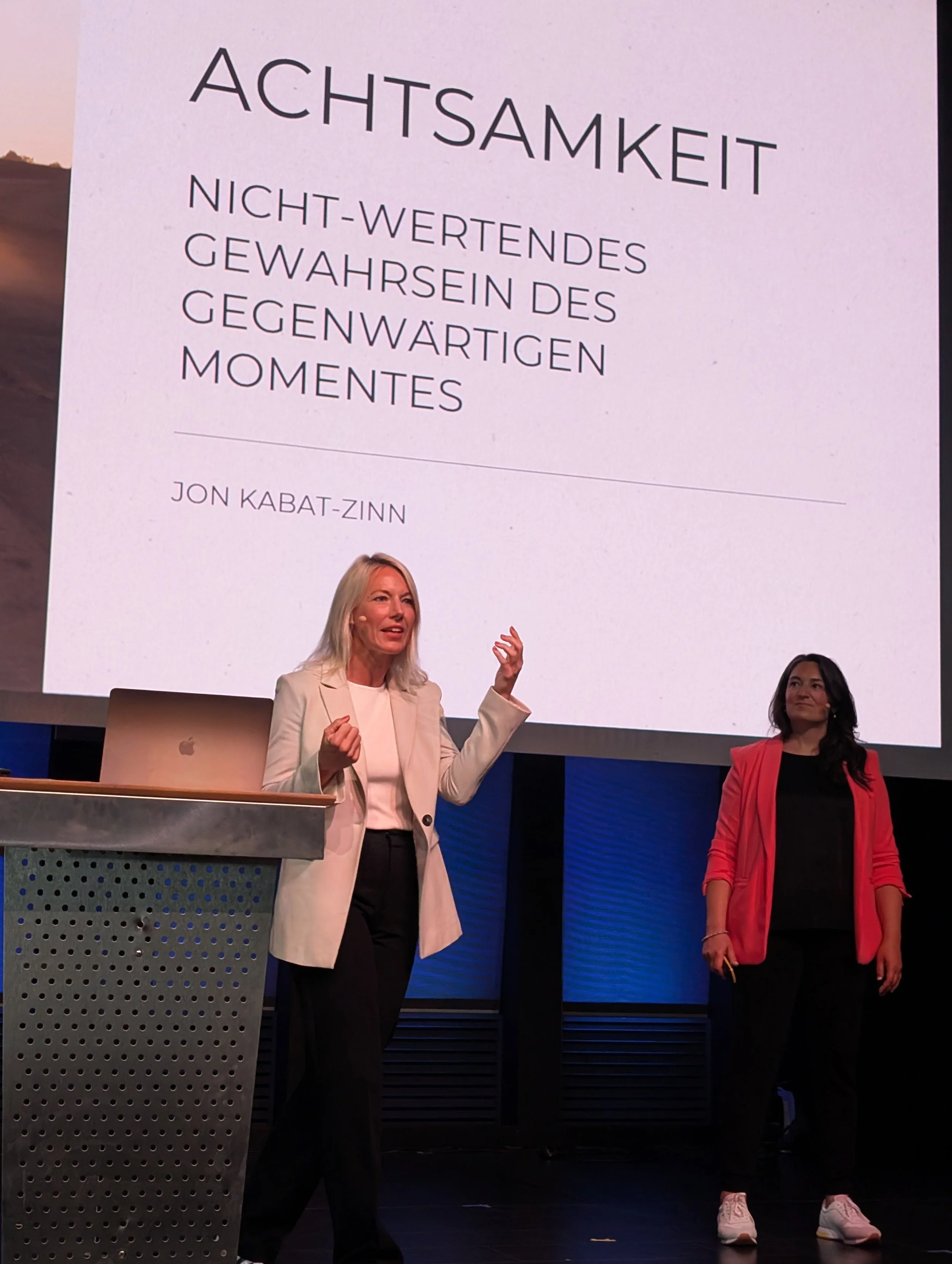 Vortrag über Achtsamkeit und Positive Leadership auf der Bühne