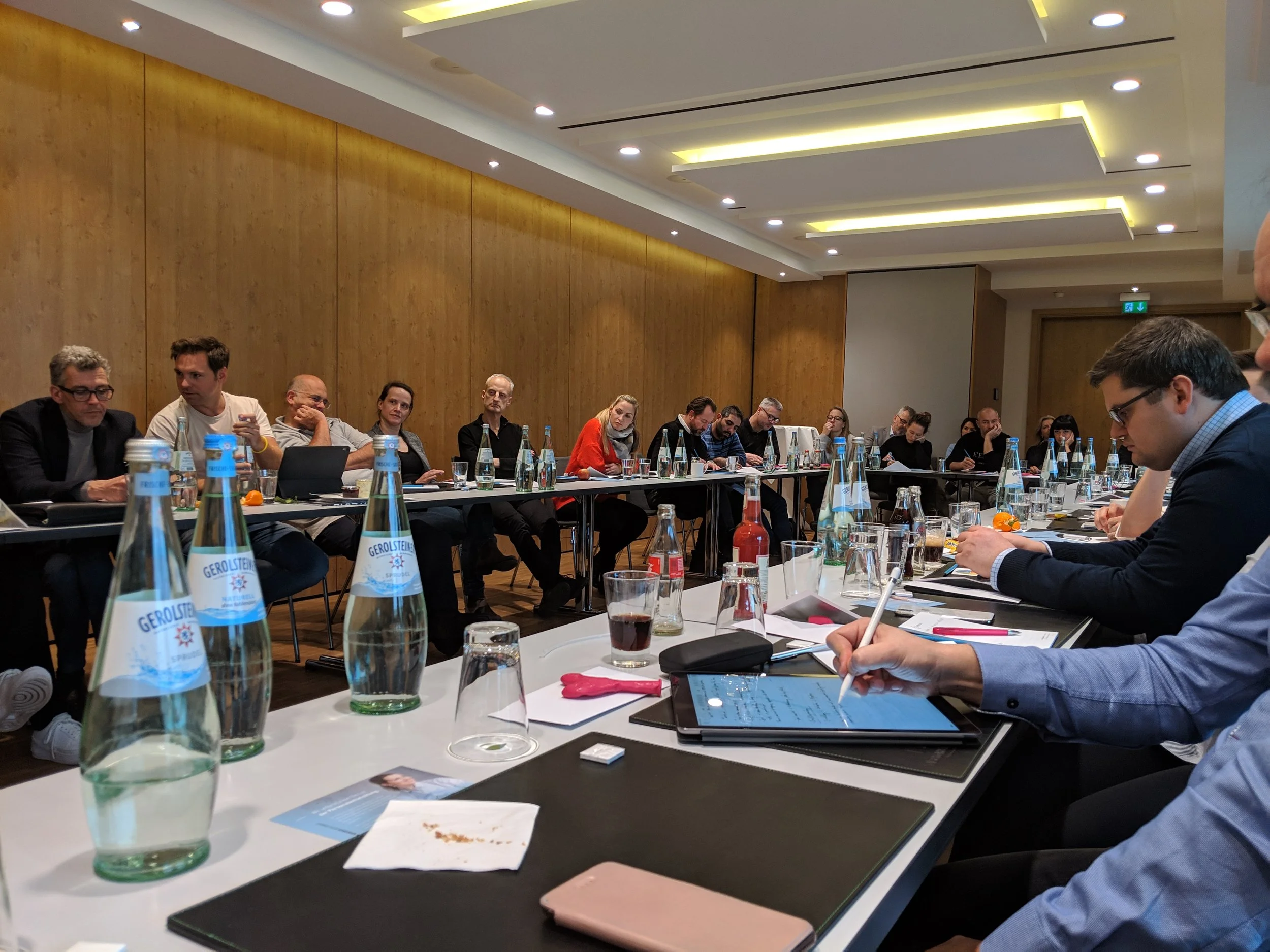 Führungskräfte bei einem ALAKAI´ Seminar am Besprechungstisch