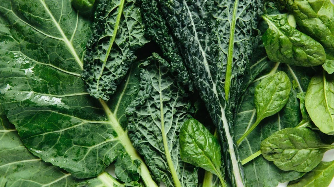 Lutein supplements and leafy greens for natural eye health support