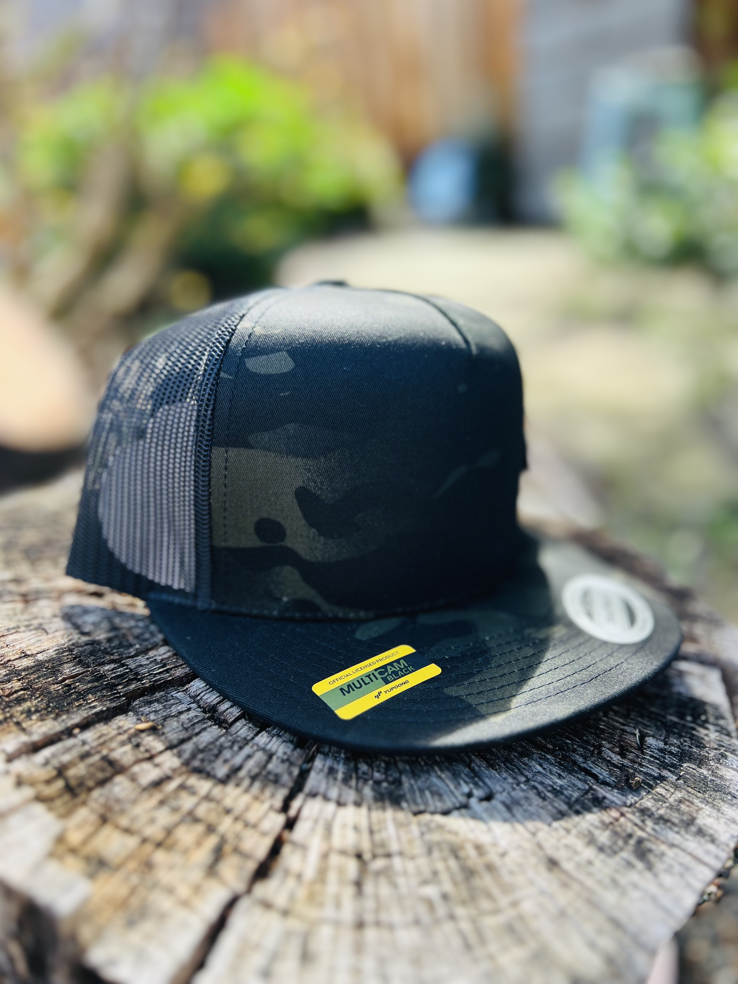 Green camo snap hat.png