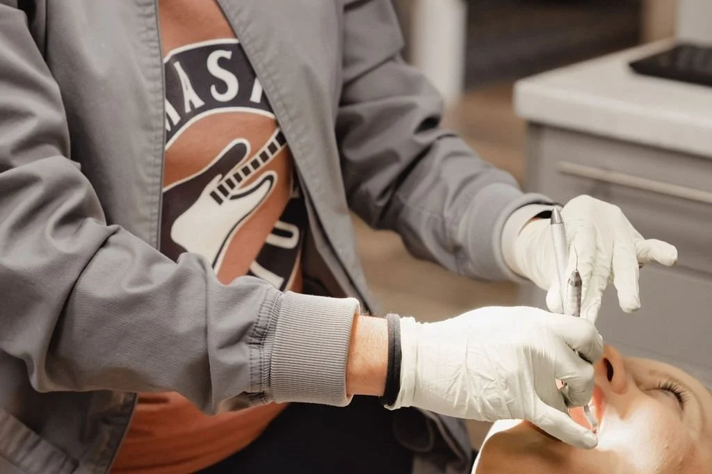 Mask Dental; Dental Hygienist scaling patients teach