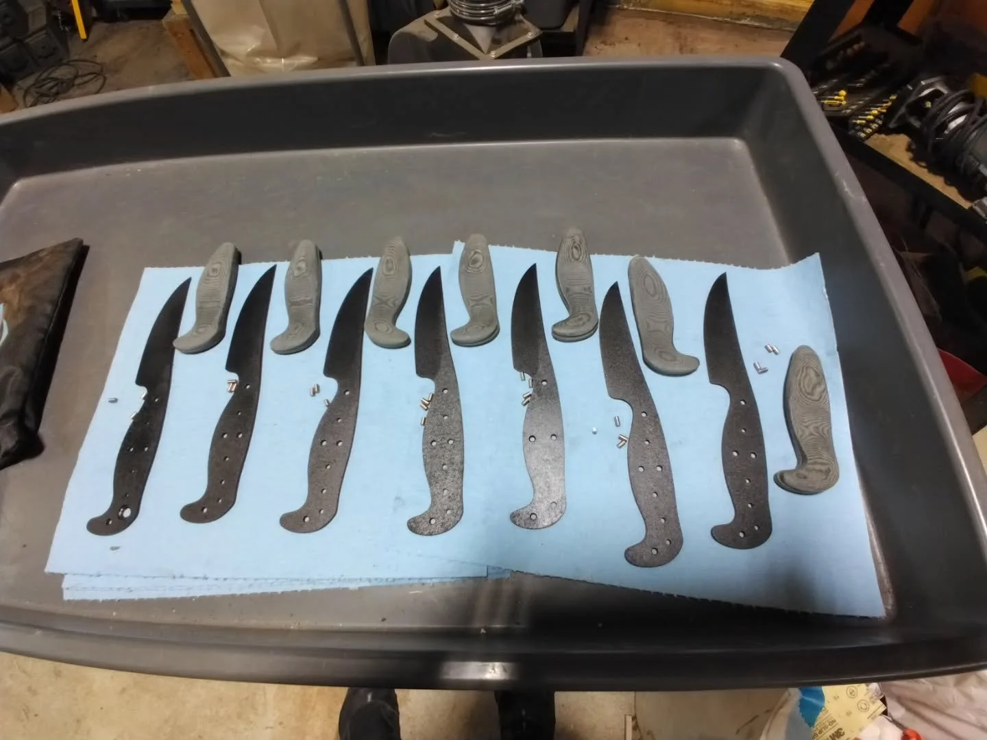 Raffle knife complete.... UC knives ready for gluing up the scales. Should be on the website in the next few days....
#knife #custommade #custom #handle #handmade #tactical #maple #micarta #customknife #blade