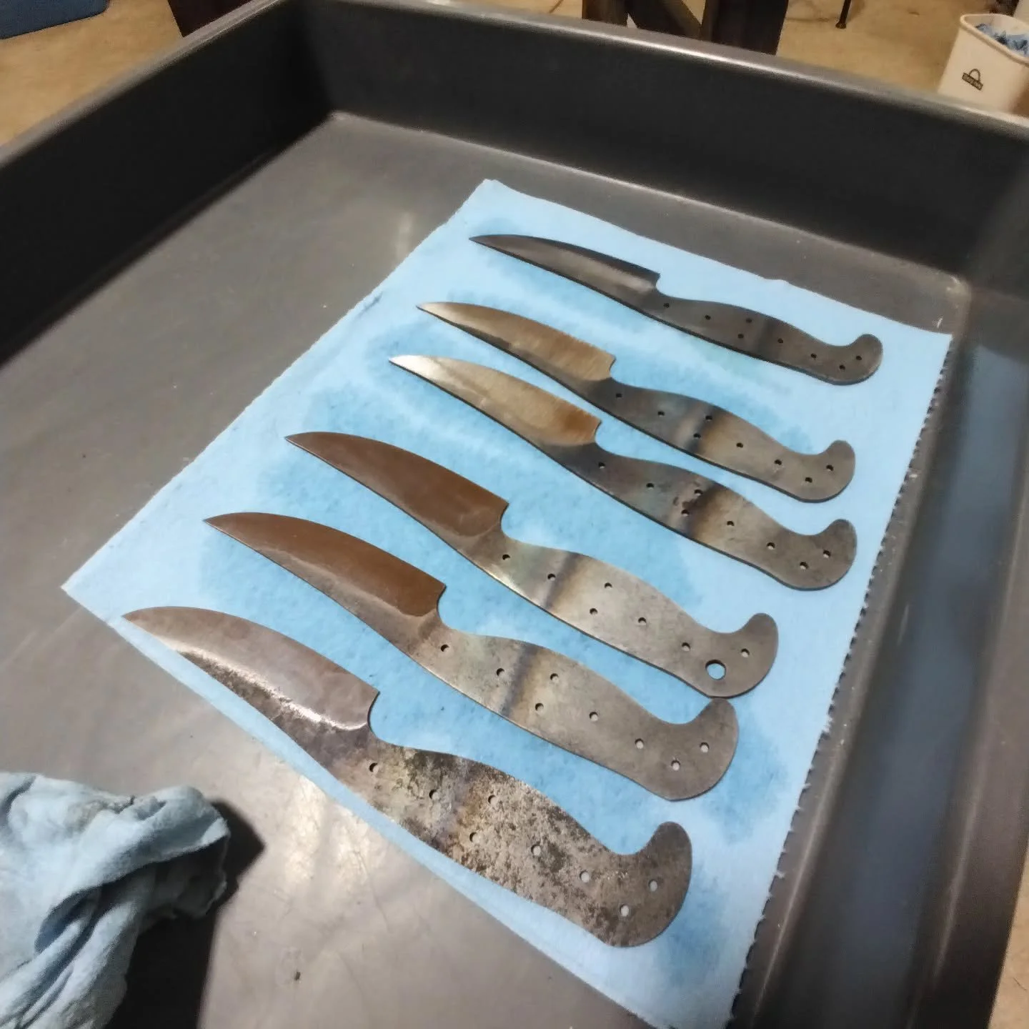 Heat treated and more work on the bevels....been 20yrs since I last ground bevels on a knife.
I'm open to suggestions for the name of this. I'm think the "UC", since I was designed for an undercover officer. I'm open up suggestions!!!!
#