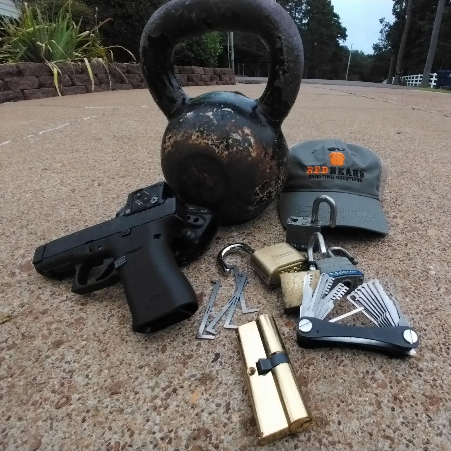 Active rest.... Per my friend and mentor Bill @amtacshooting, today I'm working EDC active rest. Between sets of my kettlebell routine, immediately 25 yd sprint, 10 dry fire sets on several random targets, then I have 90sec to defeat my locks. 2 rake