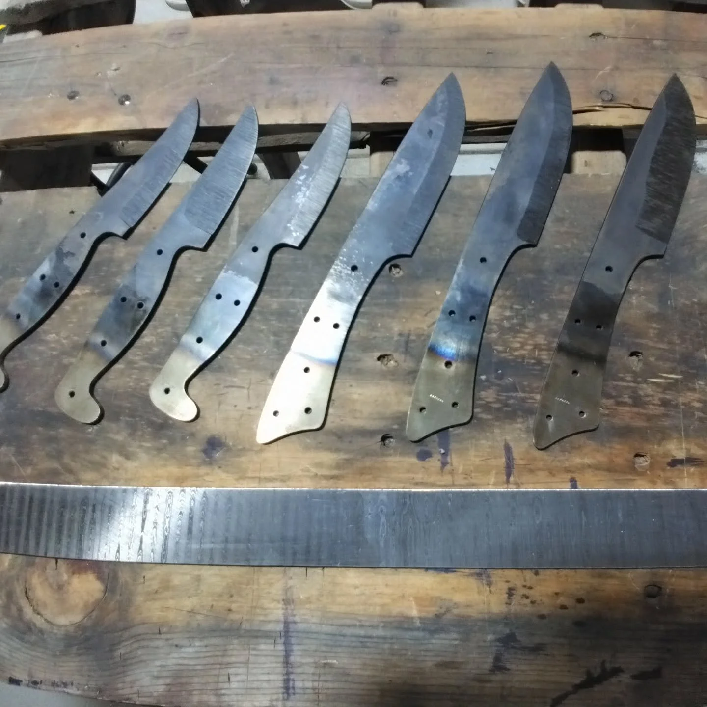 Got some very nice 1084 and gave it a proper heat treat and 2 tempering cycles. The 3 UC's have about 3/4" more finger space. Other 3 are the Mod2. And, yes, Damascus will soon be on the menu......
#knife #custom #handmade #custommade #blade #k