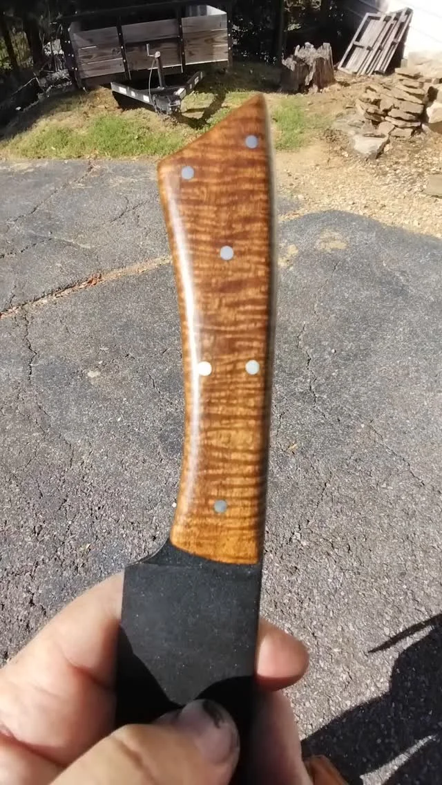 It just amazes me how the curl changes with the angle. An absolutely beautiful piece of Curly Acacia.
#wood #handle #knife #knifemaker #knives #cutlery #custommade #knifehandle #edc #edcknives #edcknife