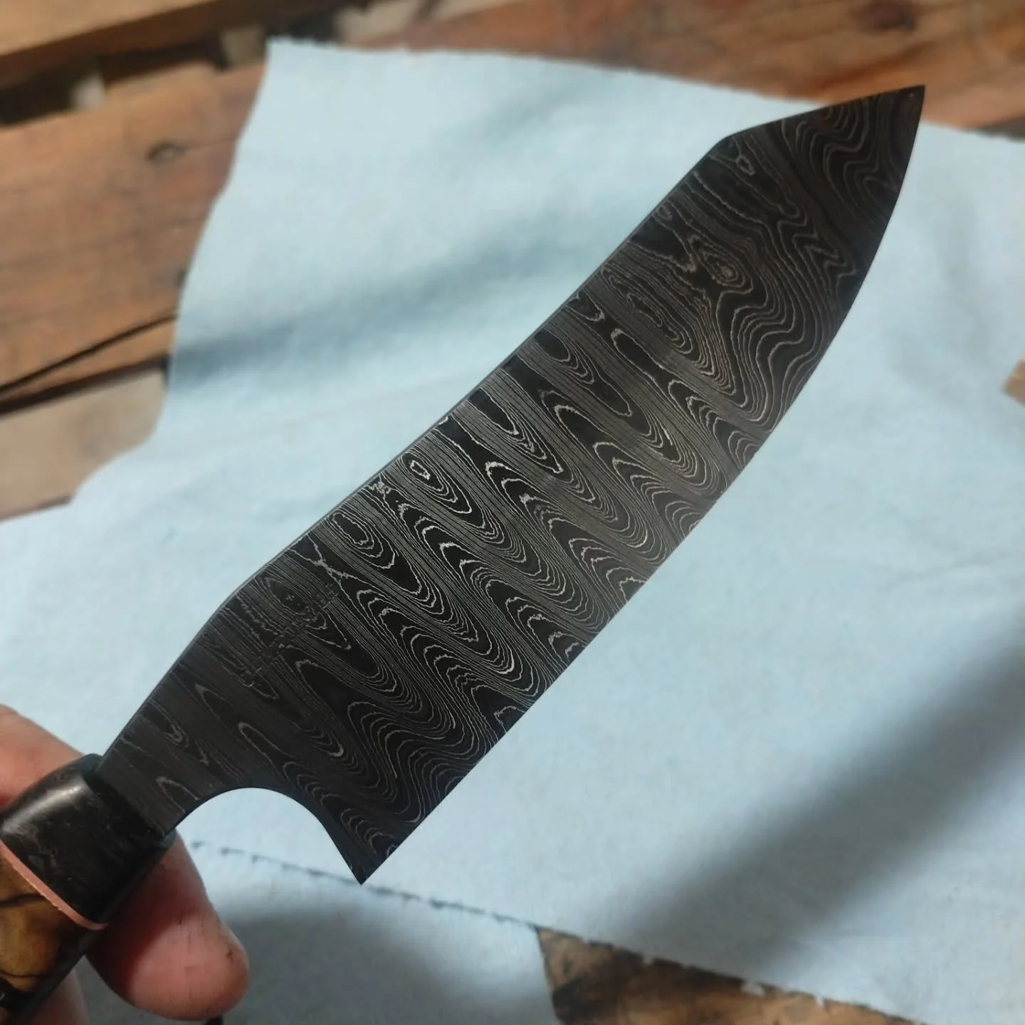 A few nearly ready. The chef knife has a larger handle this time. Also the chef has my new logo pin installed at the back end of the handle. Will be about a week for these to post.

#knife #handmade #custommade #cutlery #custom #stabilized #steel #da