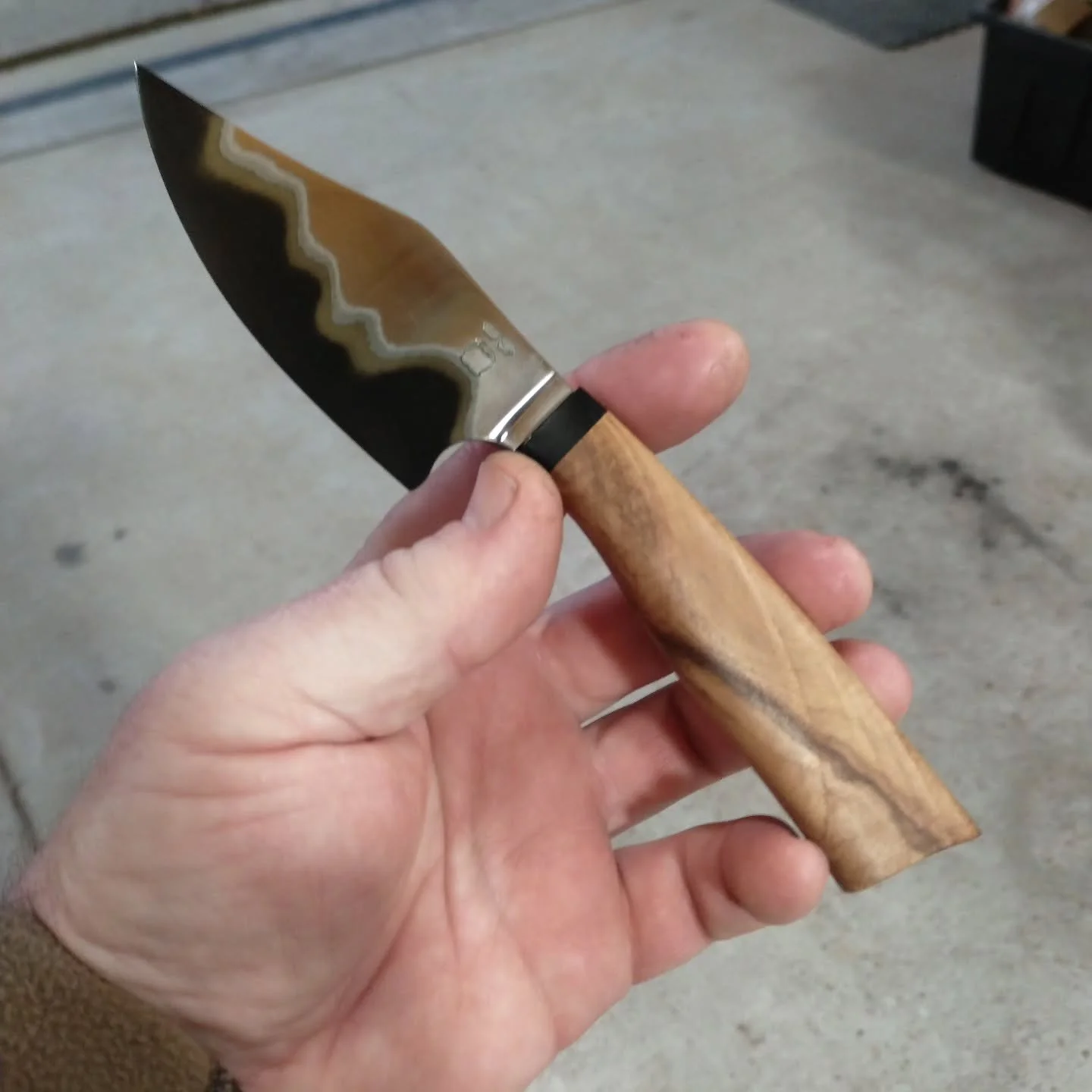 San Mai skinner available soon on the website. Stabilized cherry with some curl and a black G10 bolster. 

#custom #handle #handmade #cherry #G10 #hunting #sportsman #outdoors #outdoorsman #fieldcraft #sanmai