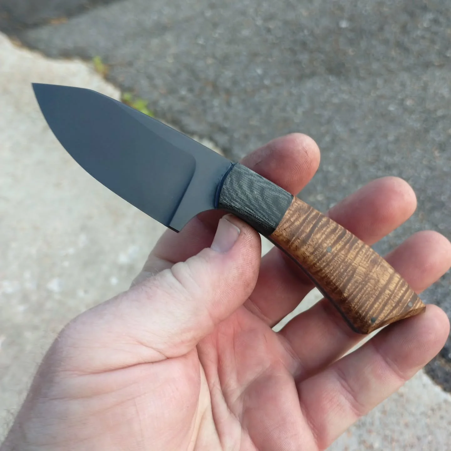 Small EDC custom ordered. Blued triple tempered 1084, linen micarta and curly acacia.

#custom #handmade #edc #sportsman #outdoorsman