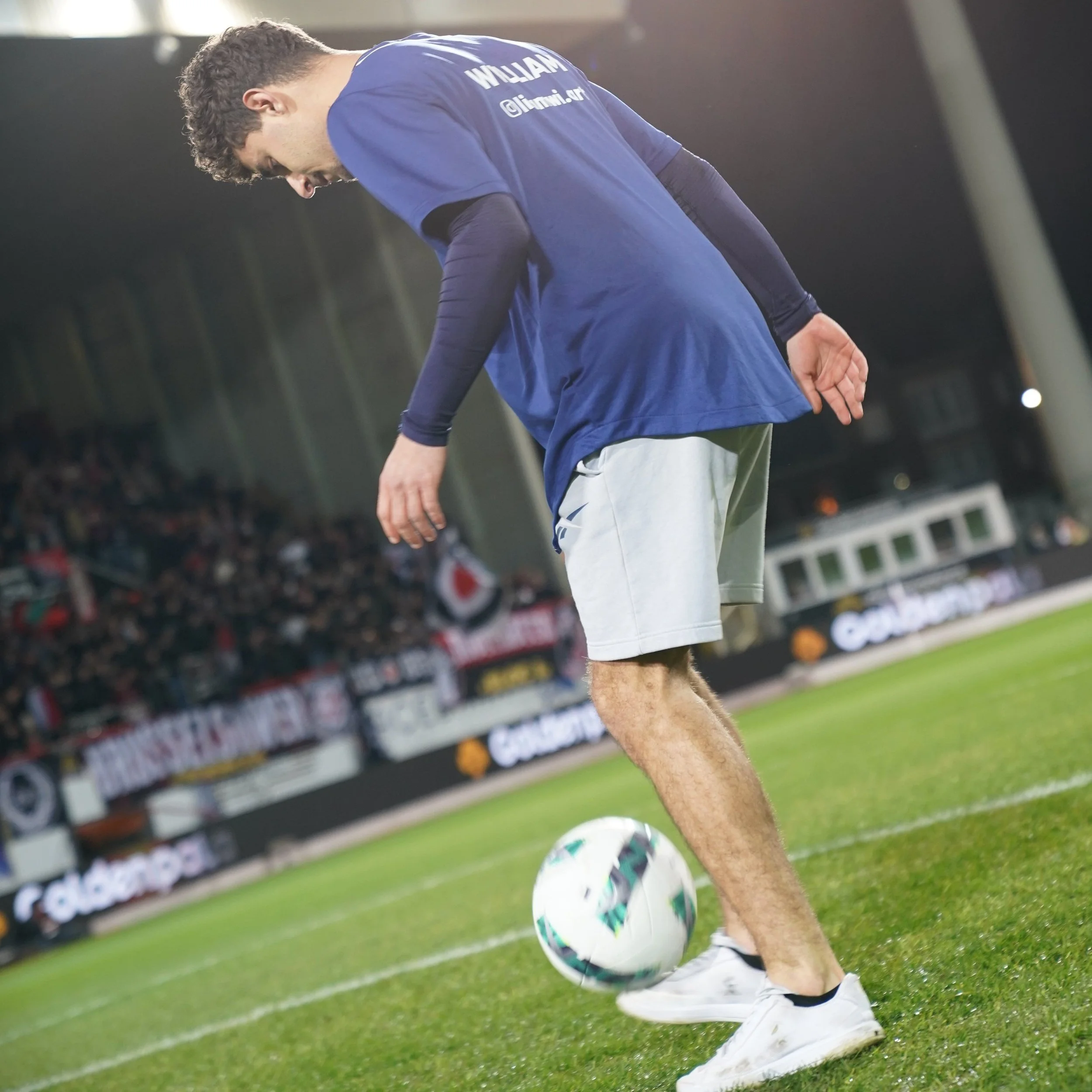 William Cochart fait du freestyle football sur un terrain de foot officiel avec un ballon