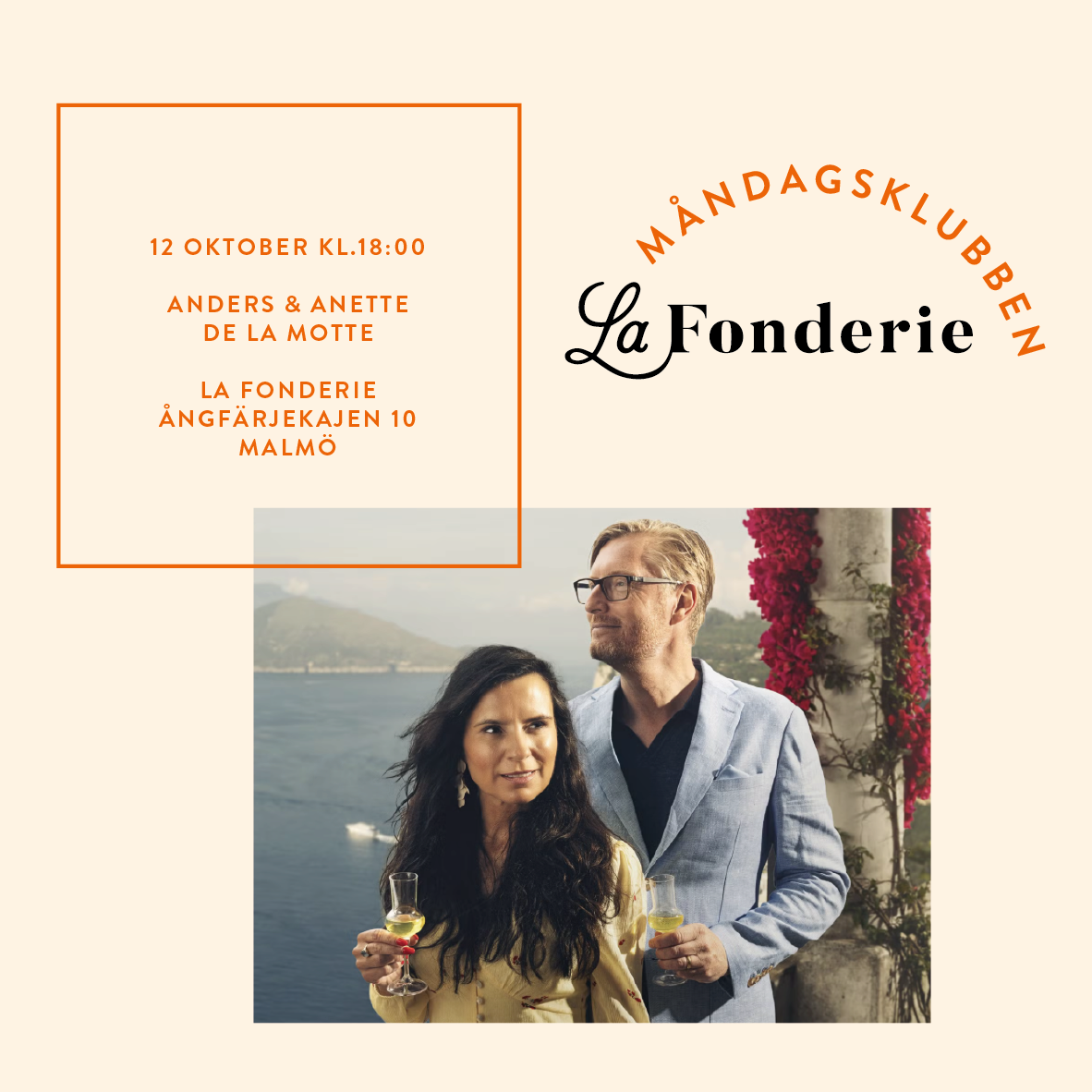 En reklambild för en månads klubb på La Fonderie i Malmö med text om eventet den 12 oktober klockan 18:00, som arrangeras av Anders och Anette De La Motte. Bilden visar en man och en kvinna som håller glas med vin framför ett landskap med vatten och berg, omgivet av blommor.