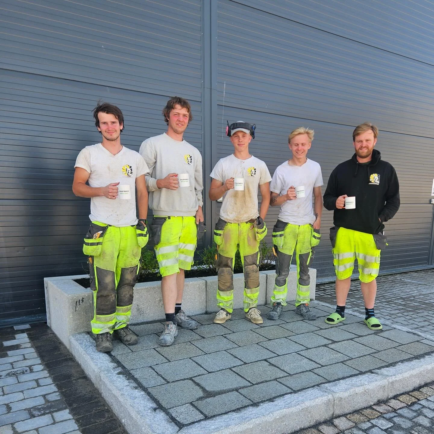 Flott bukett med ansatte som g&aring;r inn i sumaren med fagbrev!☀️🏆 Gratulerer med b&aring;de fagbrev, kake og ny kopp til Rasmus, Martin, Jens Adrian, Markus og lengst til h&oslash;gre, i nydelige slippers for anledningen; Trym Odin💫