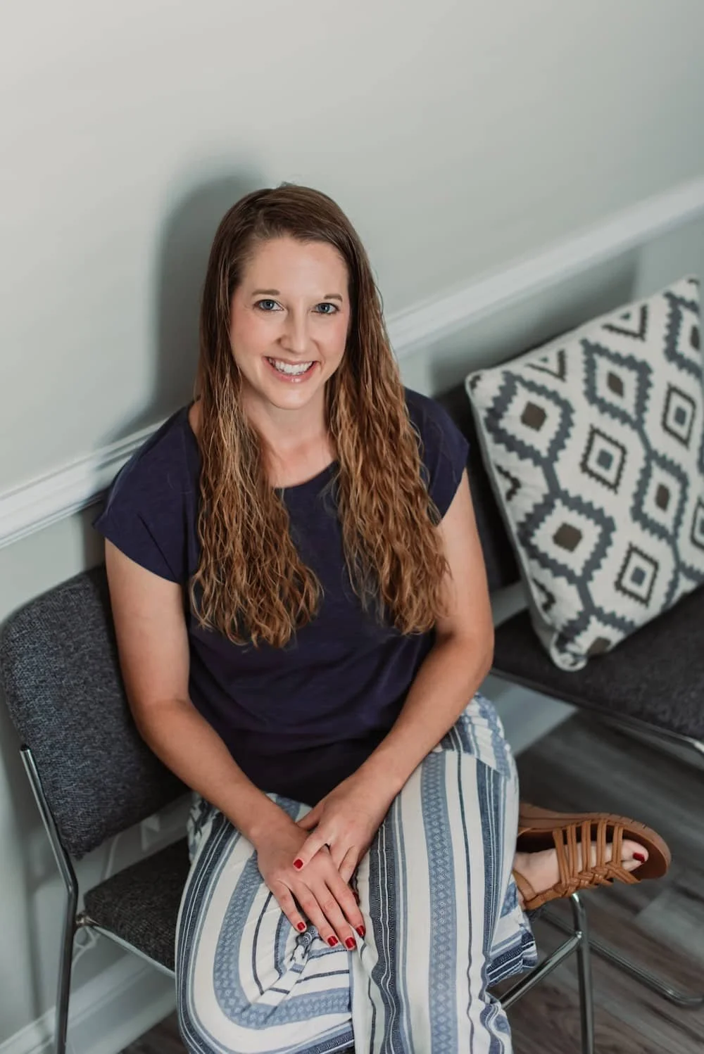 Therapist for Women, Becca Morris, seated in her lobby welcoming in women that want to work on people-pleasing and perfectionism.