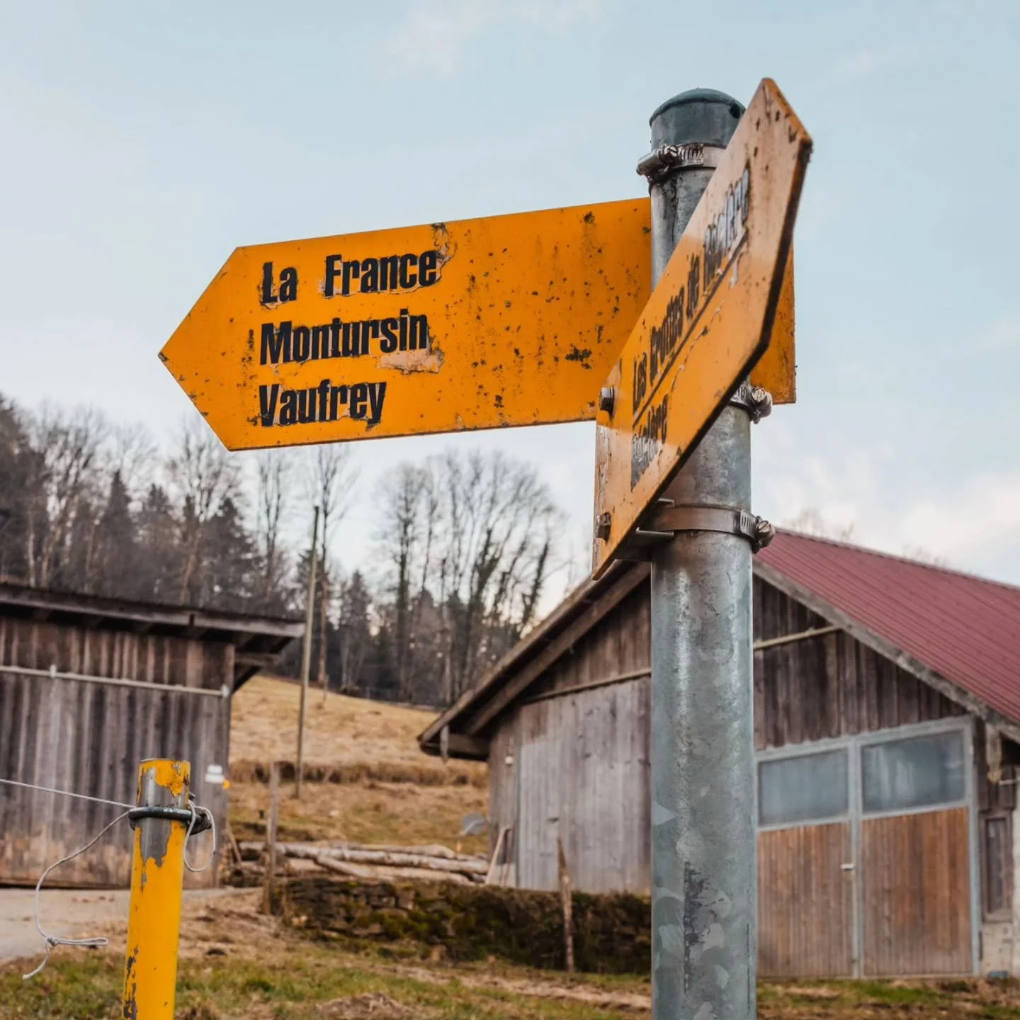 Il y a plusieurs chemins de randonn&eacute;e qui passent par la ferme. De quoi &eacute;changer deux mots avec les passant&middot;es le week-end 😊🏵️