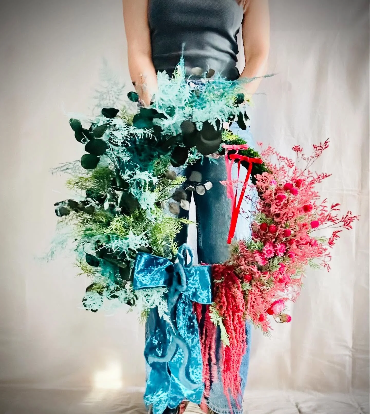 A holiday wreath for the Queen of Color @remnantsbagcompany Rocky River location&hellip;
.
Hot pink Gomphrena &amp; StrawFlower from @topknollfarmandflowers.

#holidaywreath #driedfloralwreath #customfloraldesign