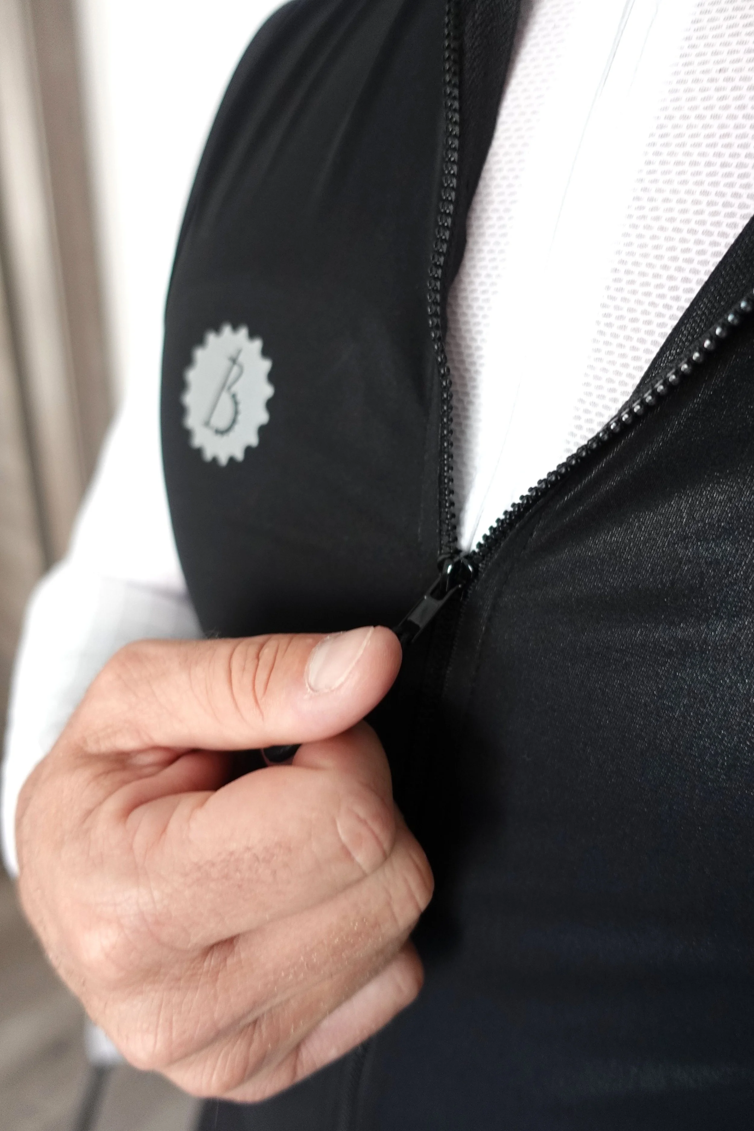 WIND VEST NEUTRAL BLACK FRONT DETAIL.jpg