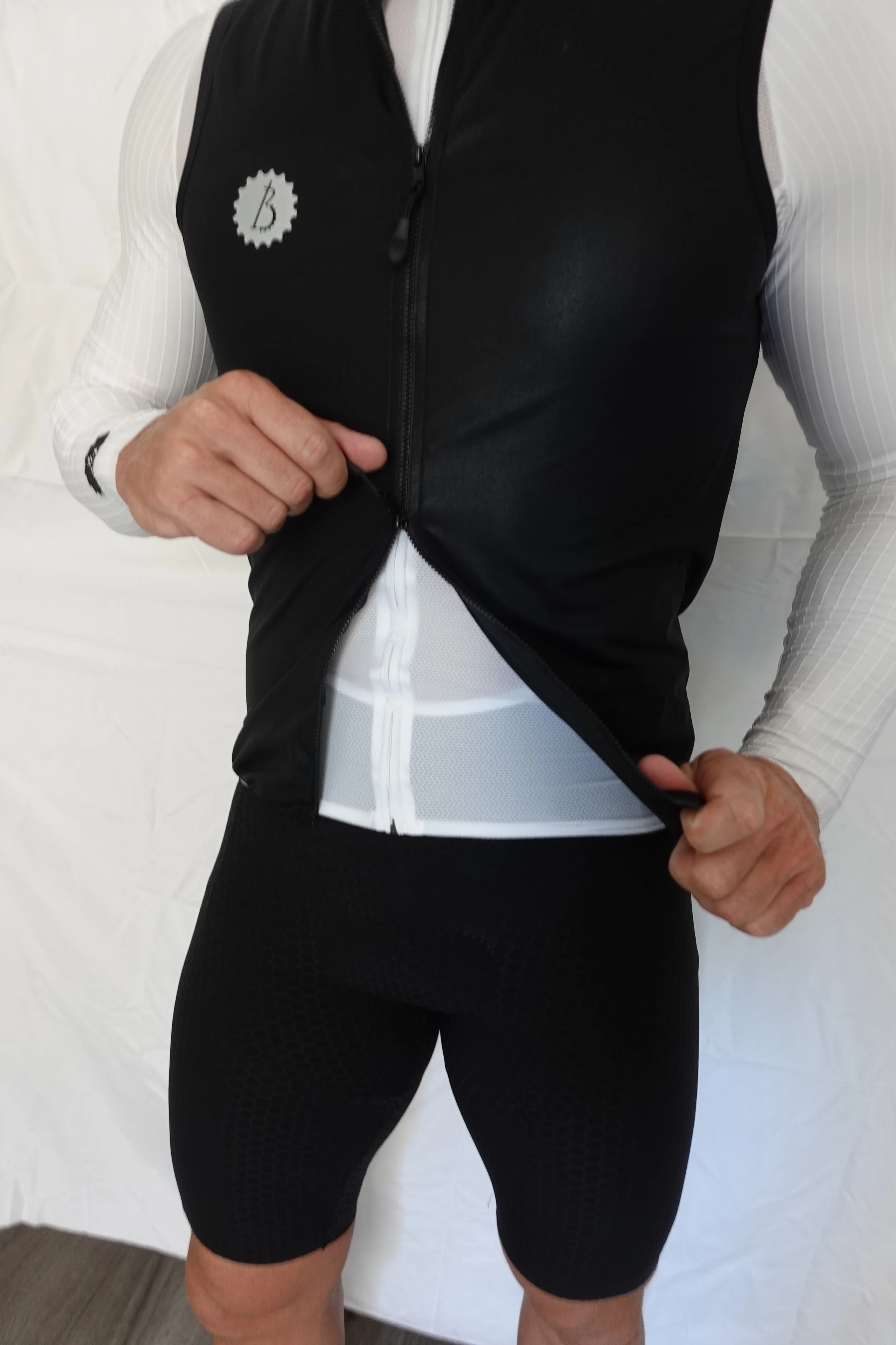 WIND VEST NEUTRAL BLACK FRONT COMBO ZIP.jpg