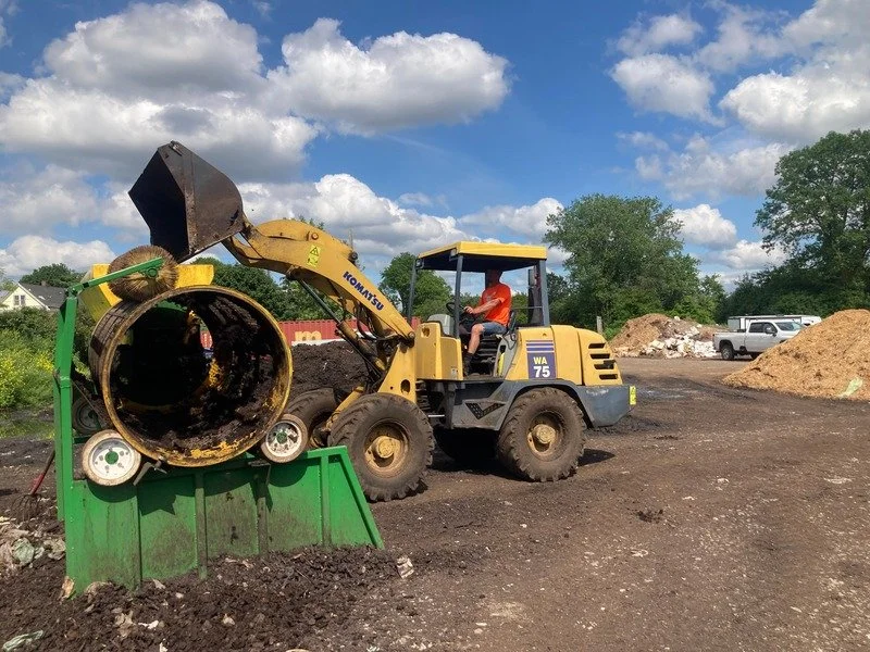 Compost getting screened