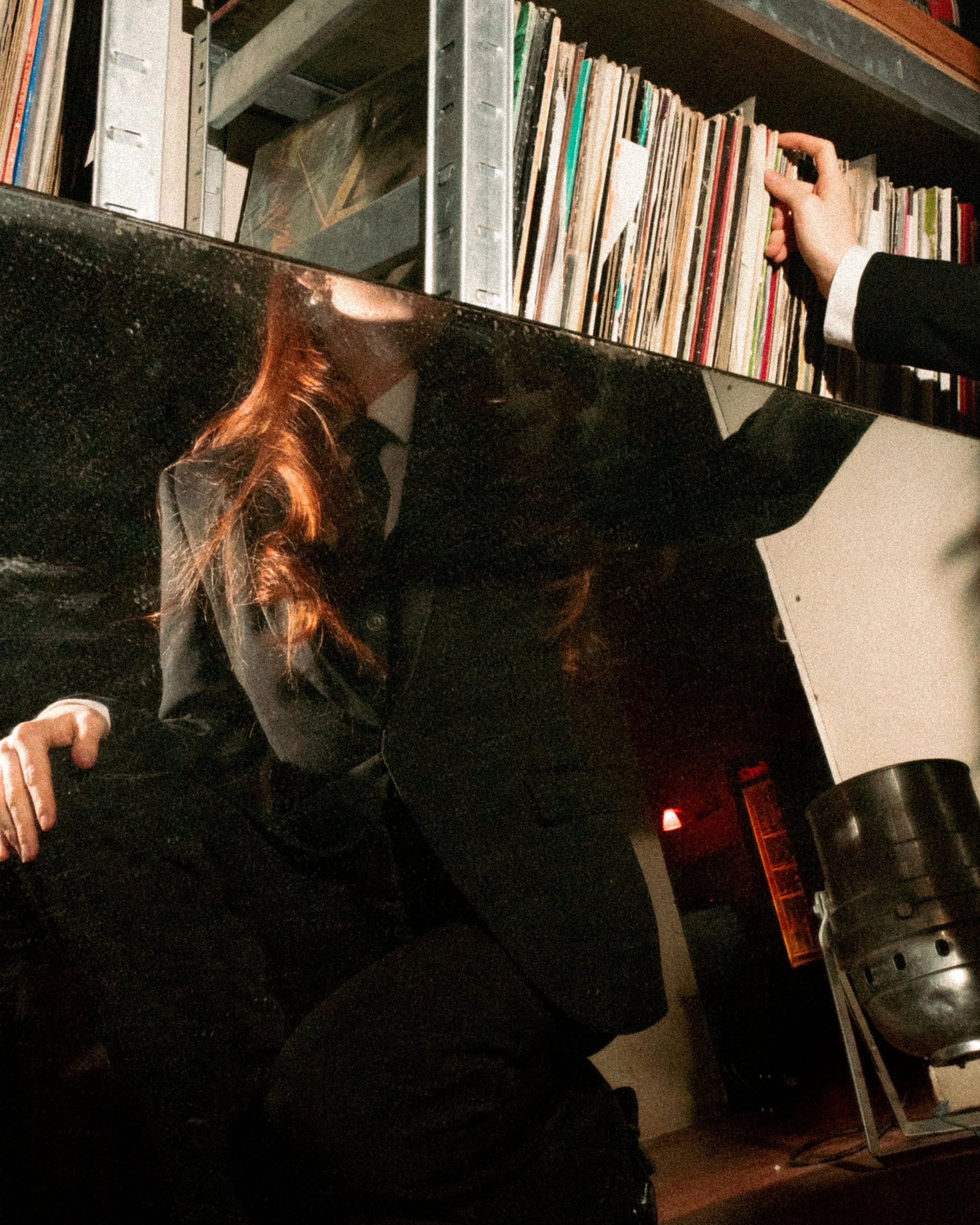 Silhouette féminine dans un intérieur vintage à Lyon, ambiance artistique et intime.