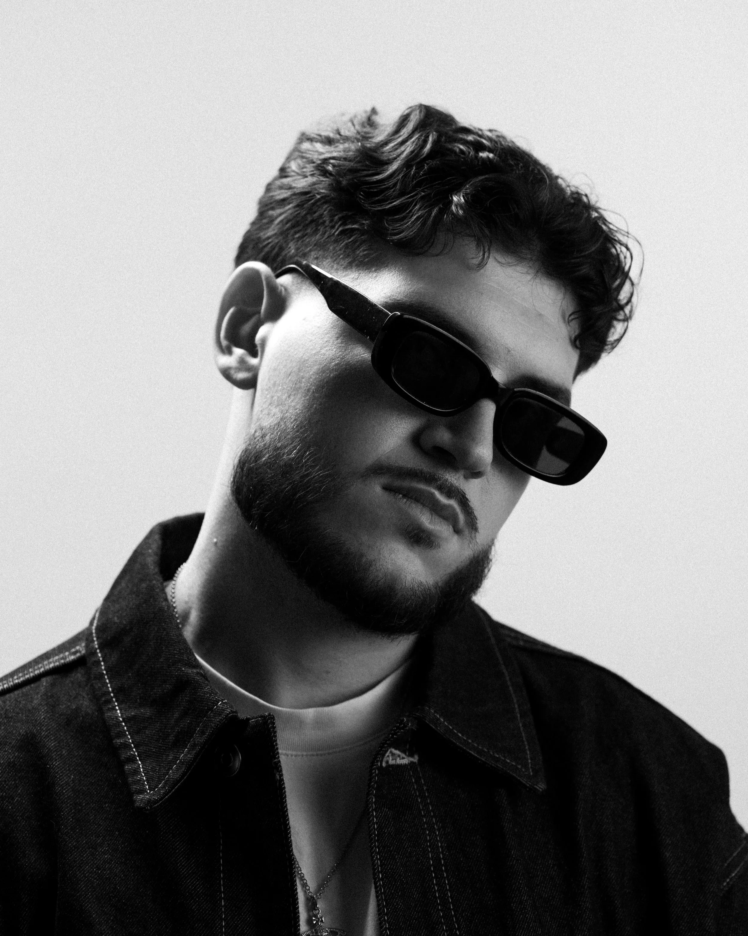 Portrait de profil de DJ The Real Fabz sur fond blanc, photographie press kit minimaliste à Lyon.