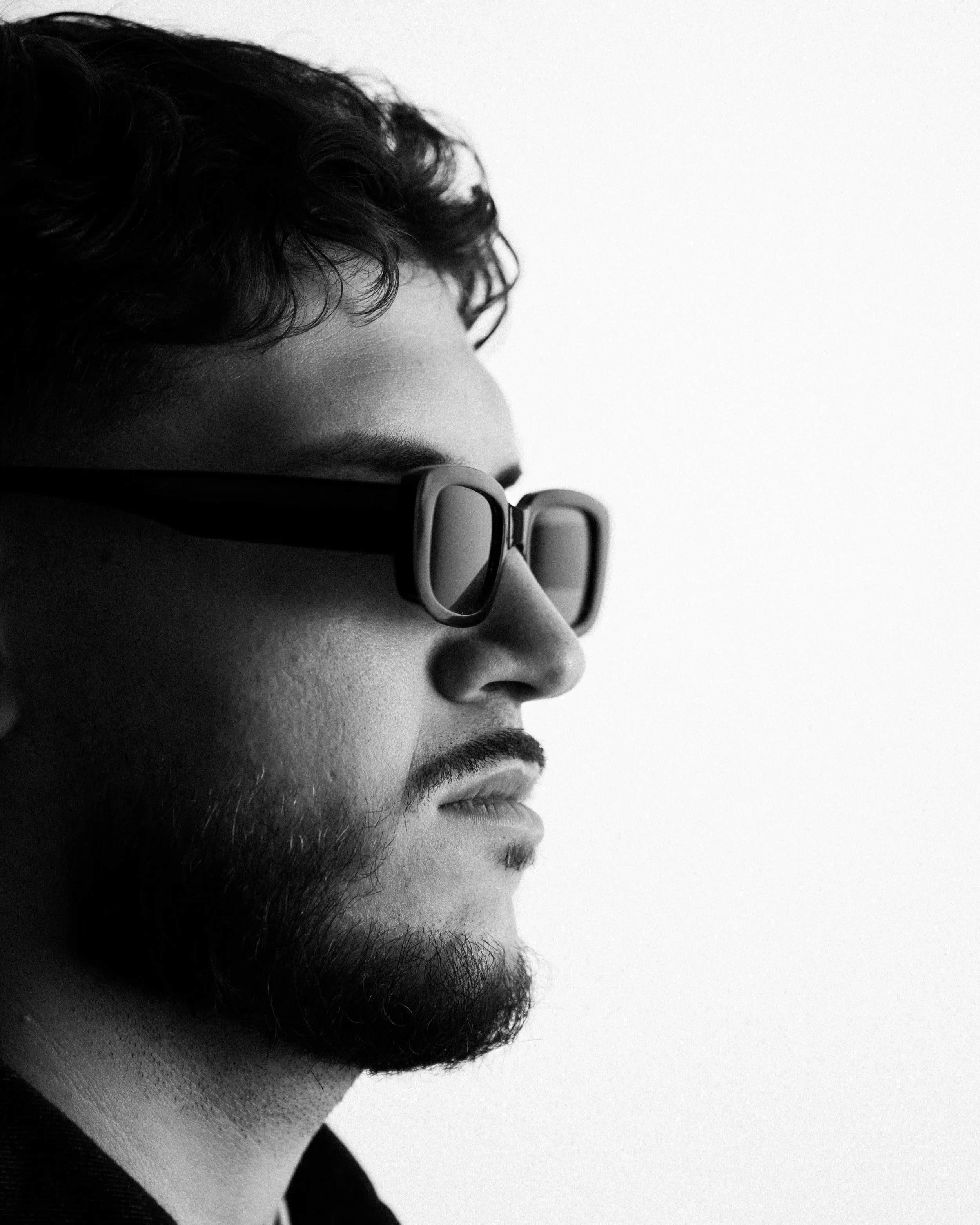 Portrait artistique de DJ The Real Fabz en studio fond blanc, esthétique moderne et épurée.