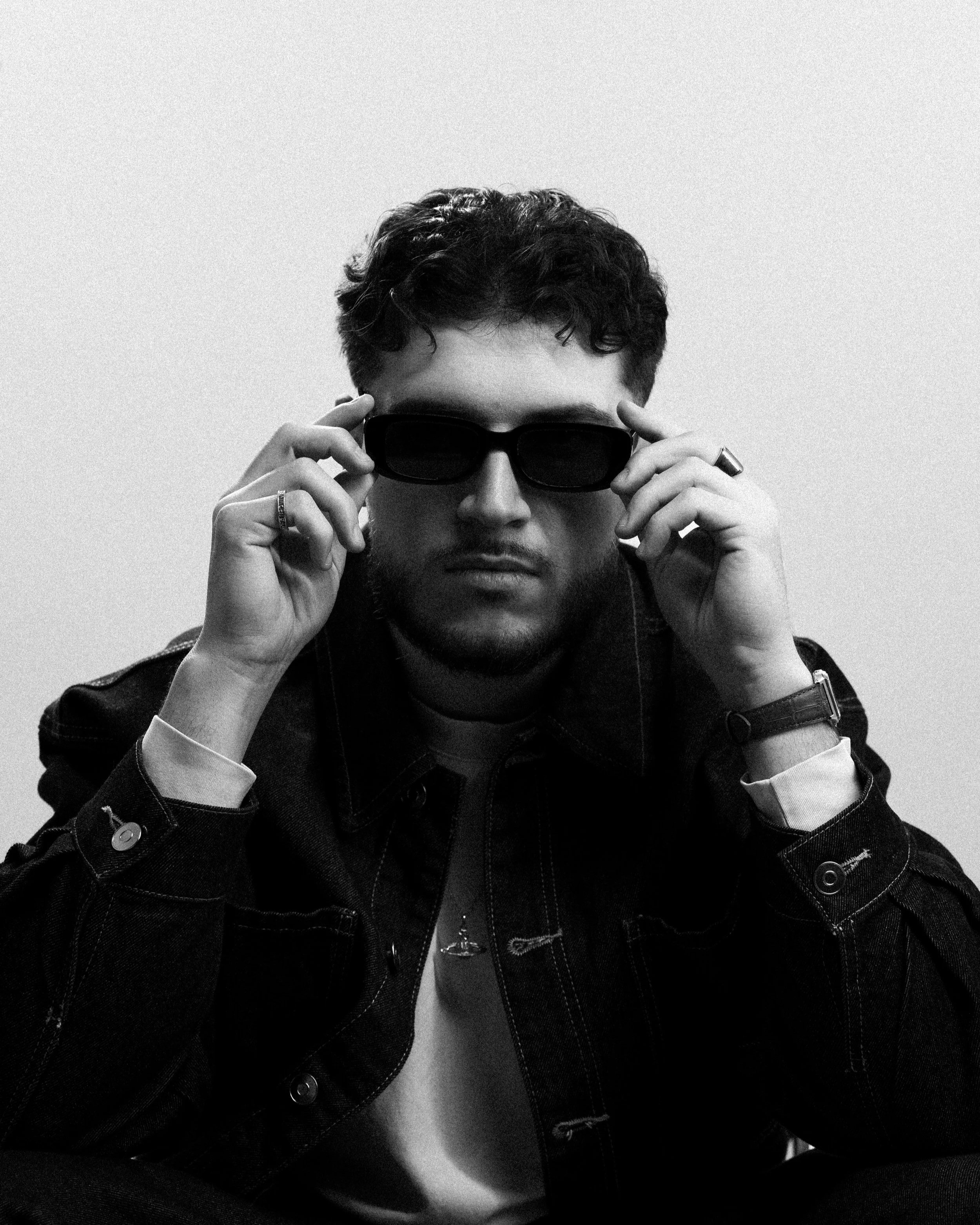 Portrait noir et blanc de DJ The Real Fabz, shooting press kit professionnel à Lyon.