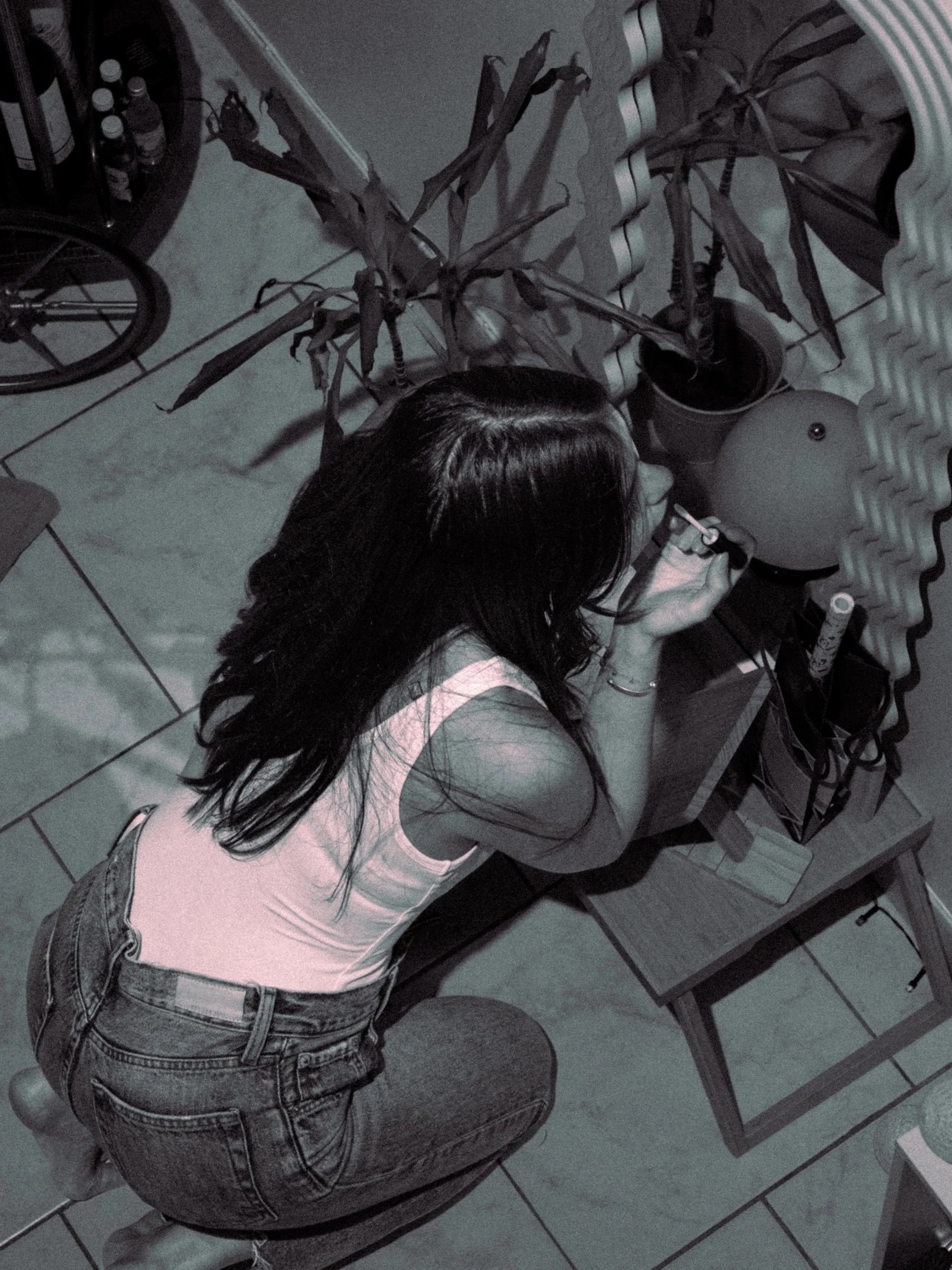 Portrait féminin en intérieur, shooting intime nocturne à Lyon, ambiance chaleureuse.