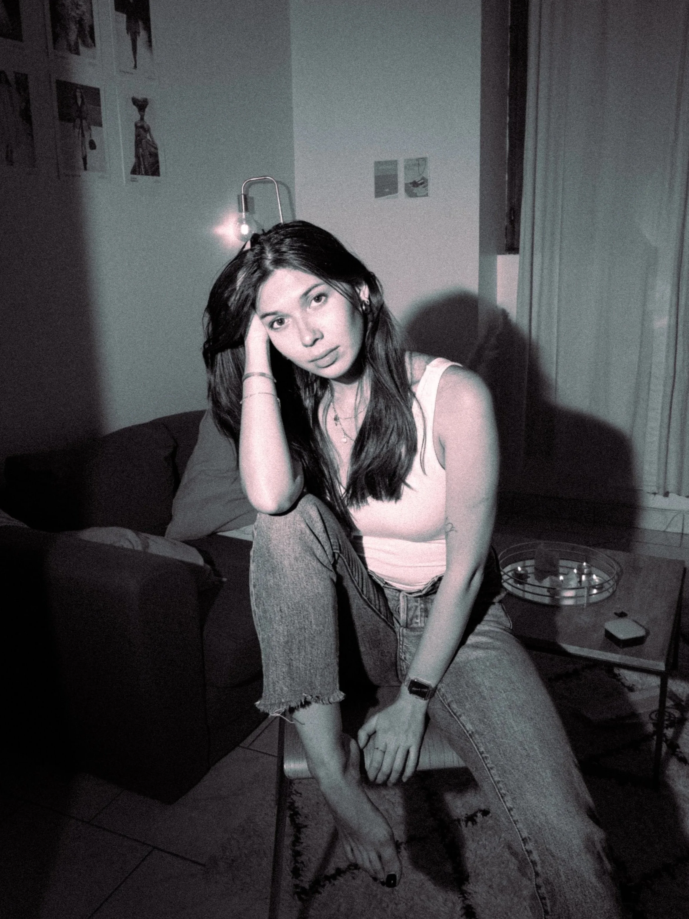 Femme assise dans son appartement à Lyon, lumière tamisée et atmosphère intime.