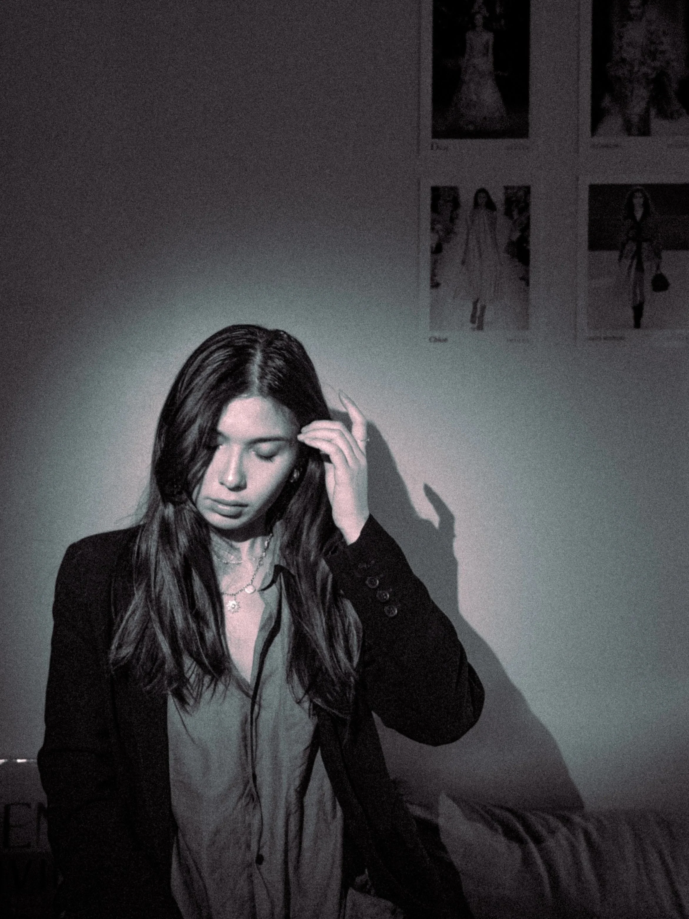 Portrait féminin en intérieur, shooting éditorial intime à Lyon, lumière douce et naturelle.