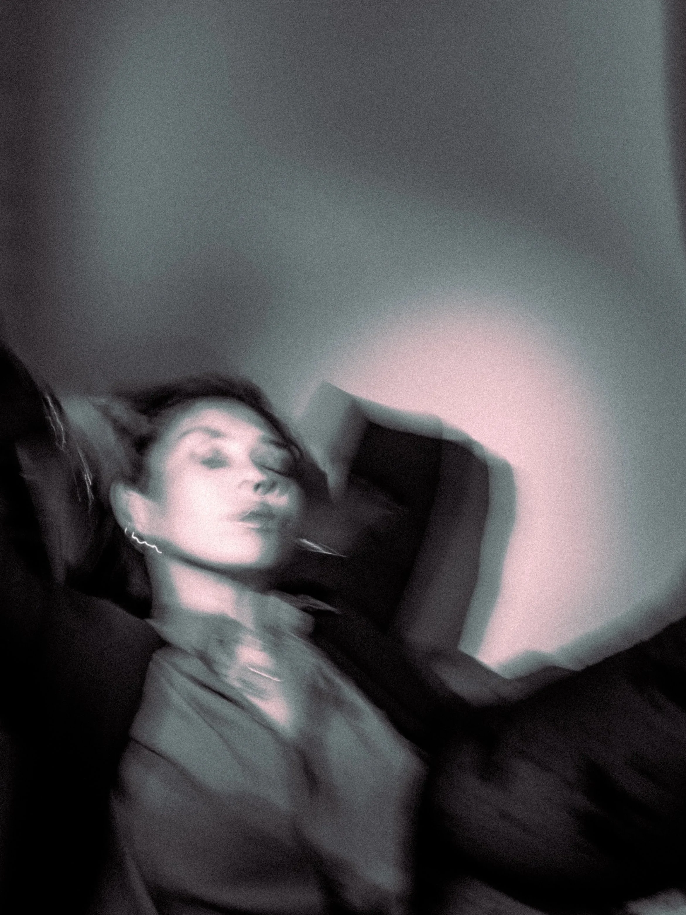 Portrait en mouvement dans un appartement à Lyon, photographie artistique nocturne.