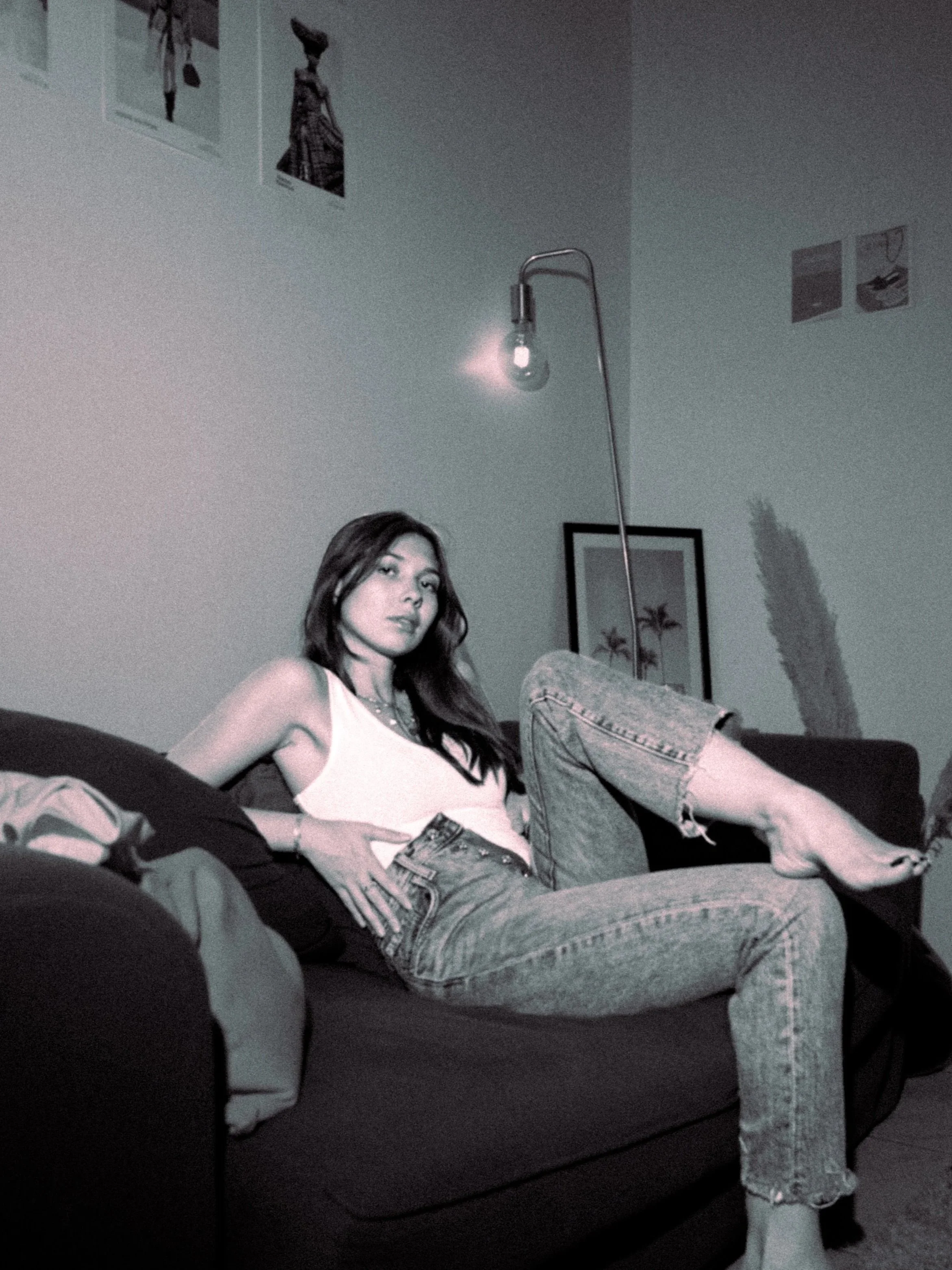 Portrait lifestyle féminin en appartement à Lyon, shooting nocturne sensuel.