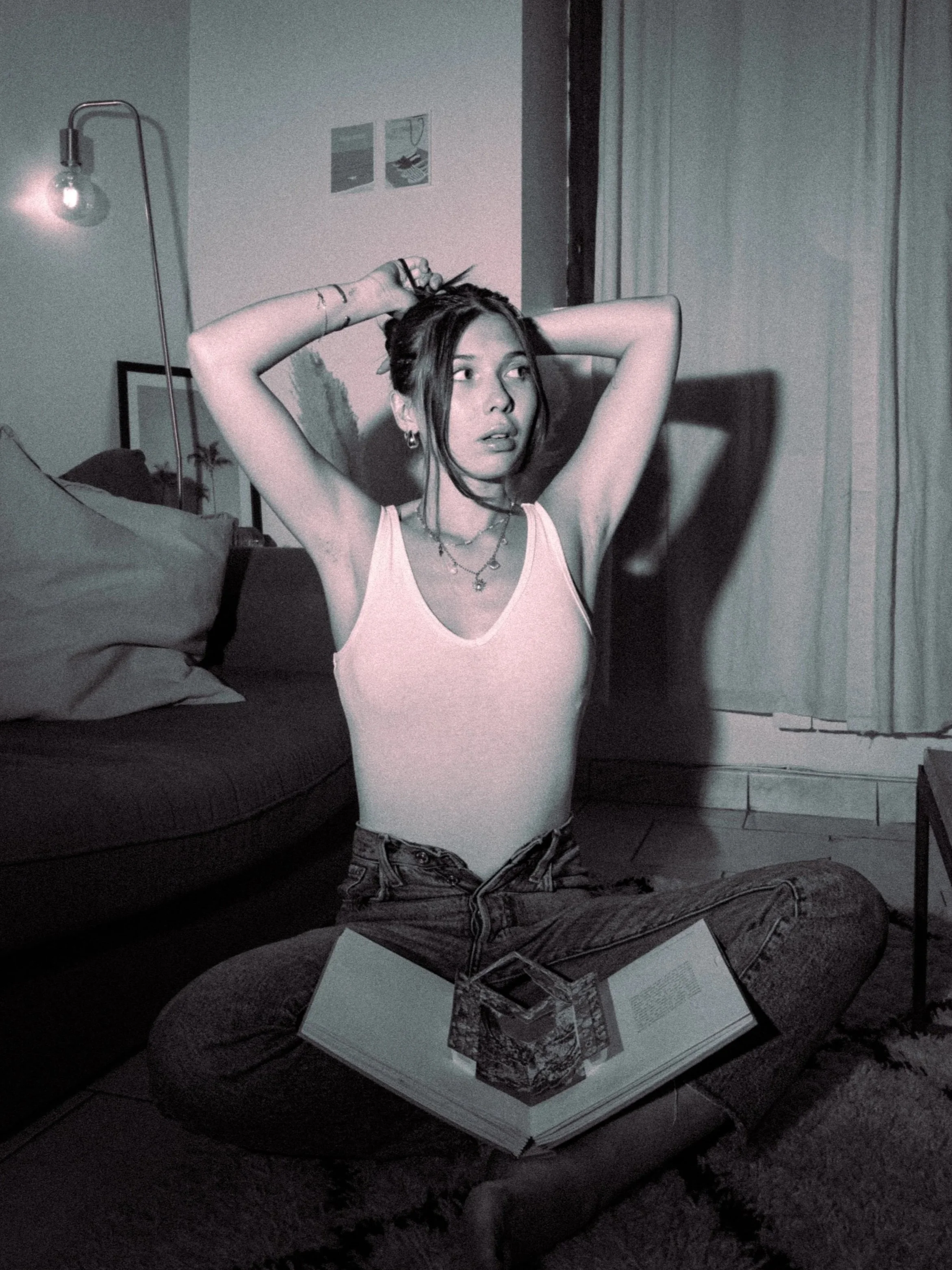 Portrait féminin détendu en intérieur à Lyon, atmosphère intime et lumière douce.