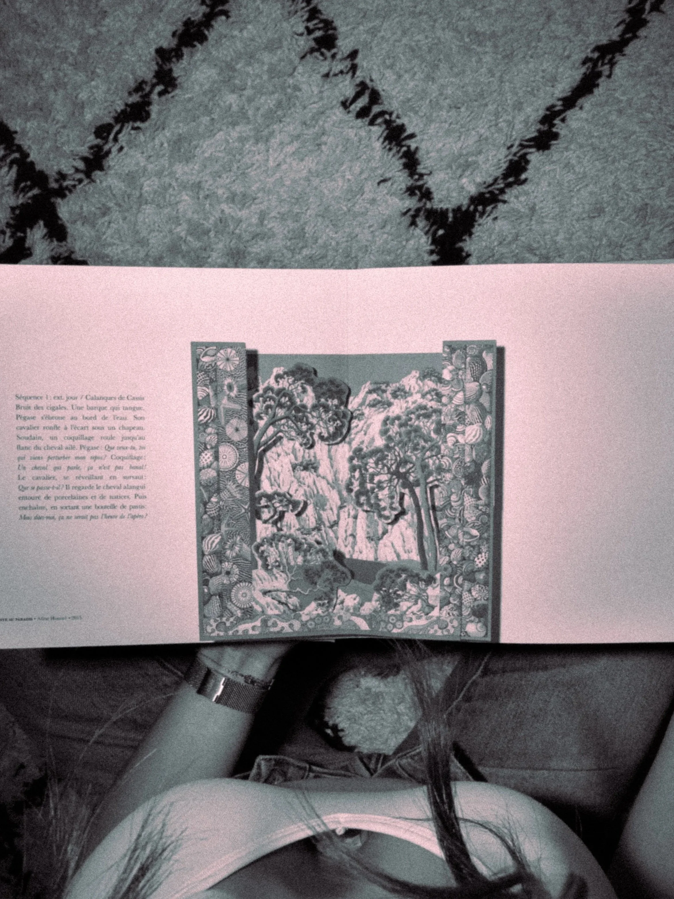 Détail de livre de mode ouvert dans un intérieur à Lyon, photographie artistique intime.