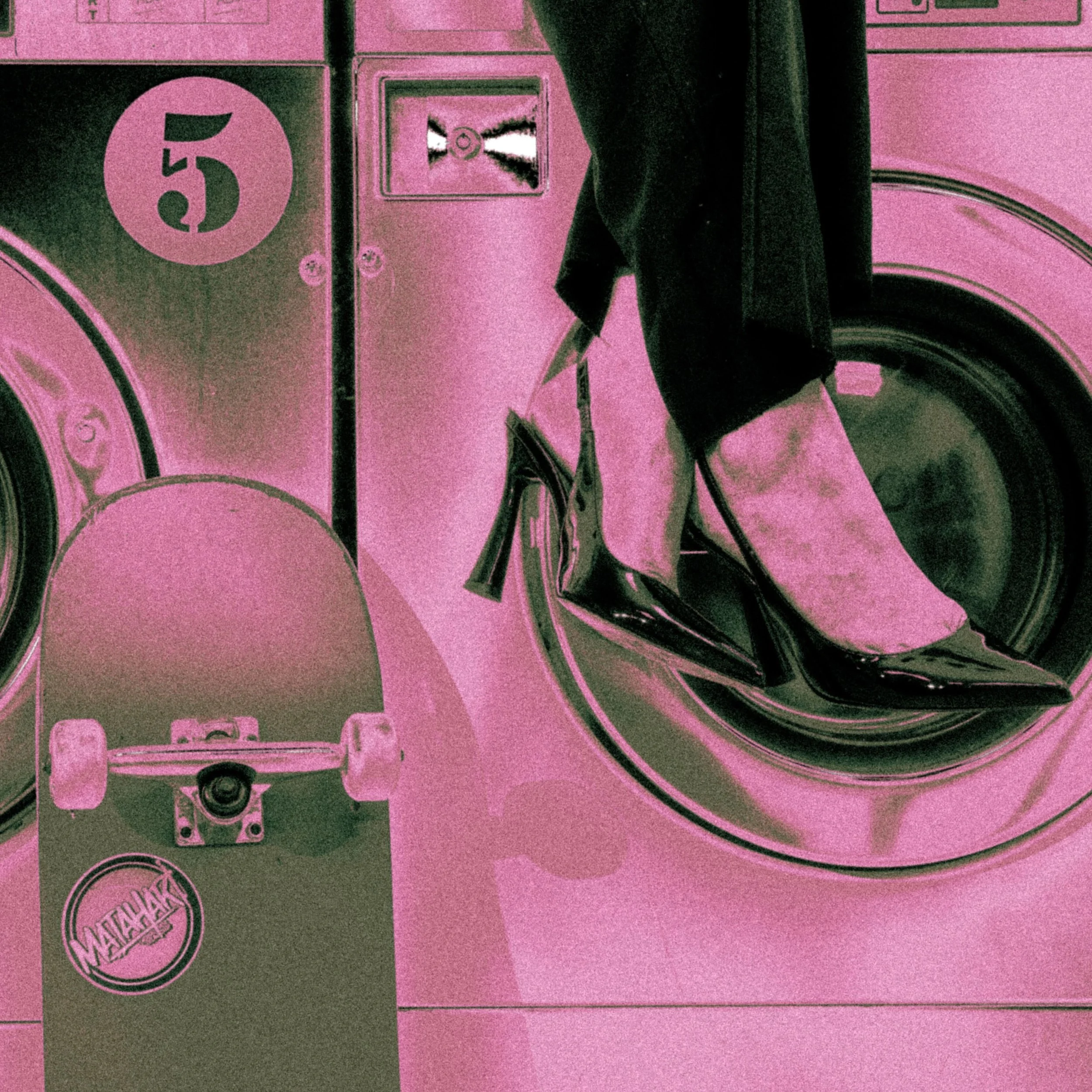 Détail de talons aiguilles sur structure urbaine métallique, photographie graphique et mode.