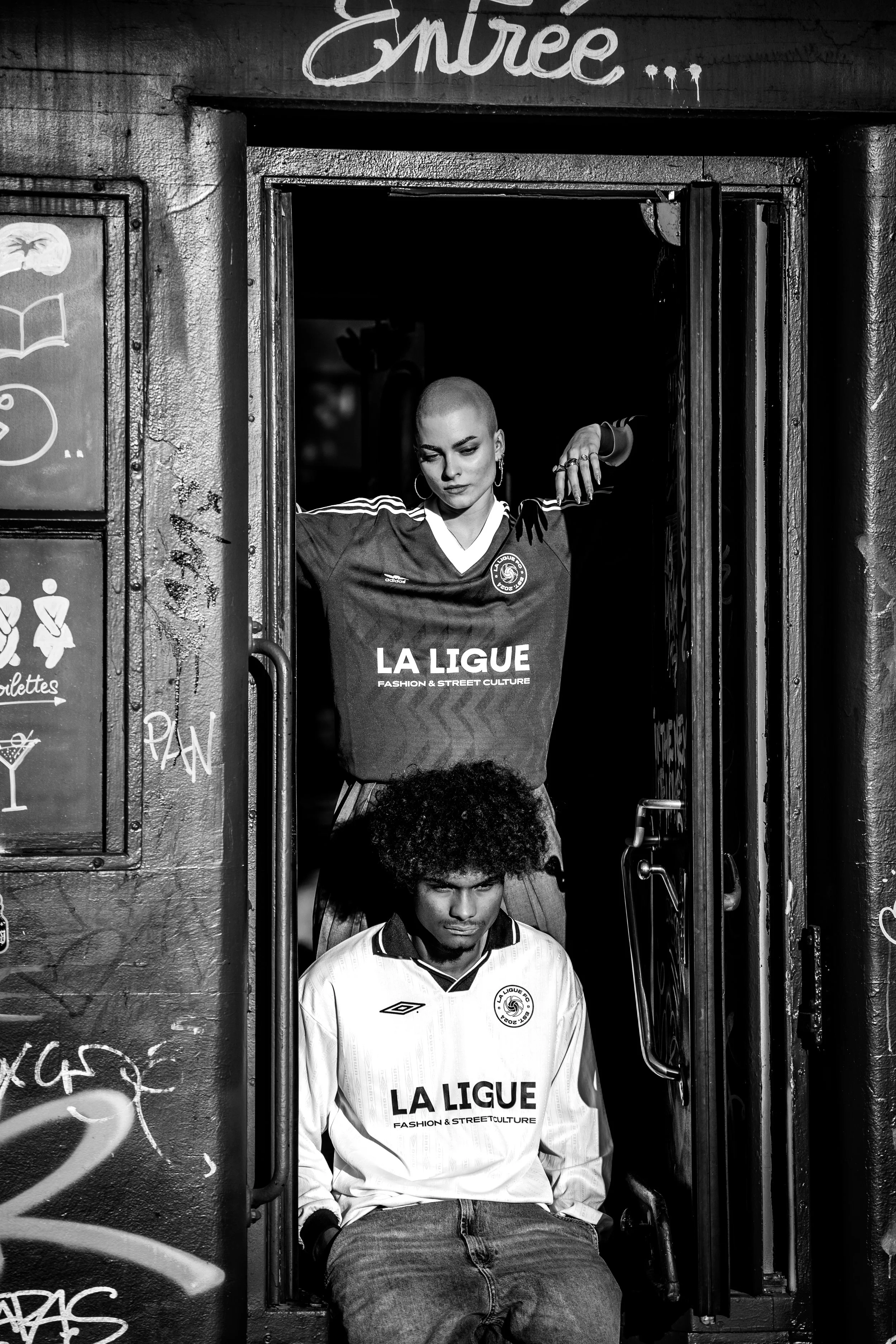 Photographie mode urbaine La Ligue devant entrée graffiti à Lyon, shooting éditorial collectif.