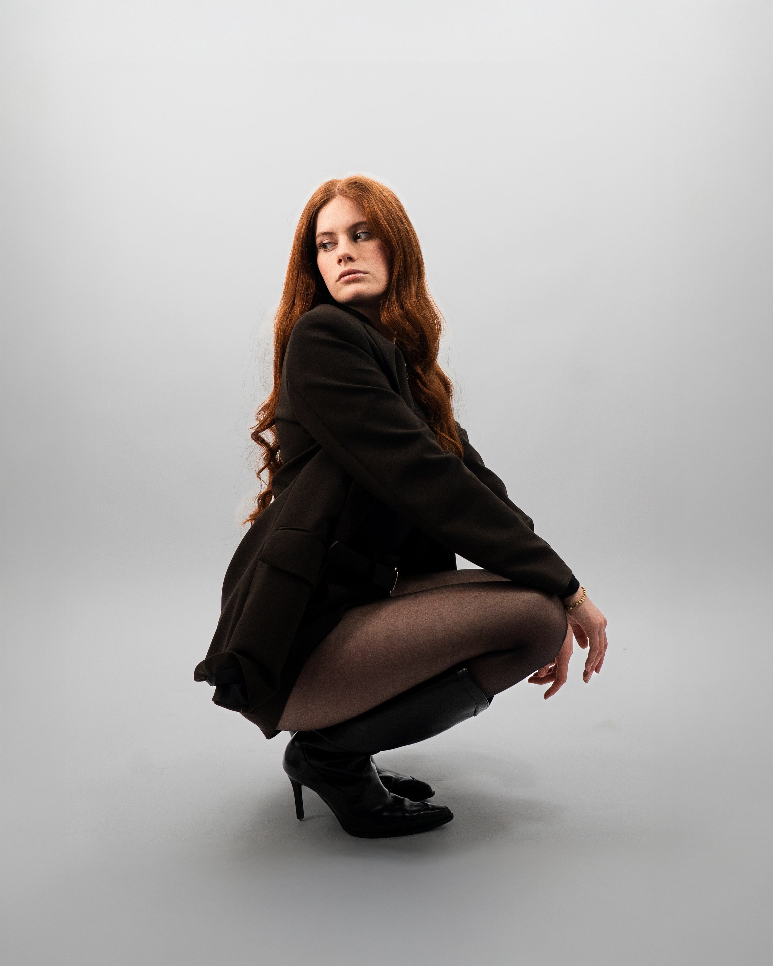 Portrait féminin en studio posture élégante et attitude mode.