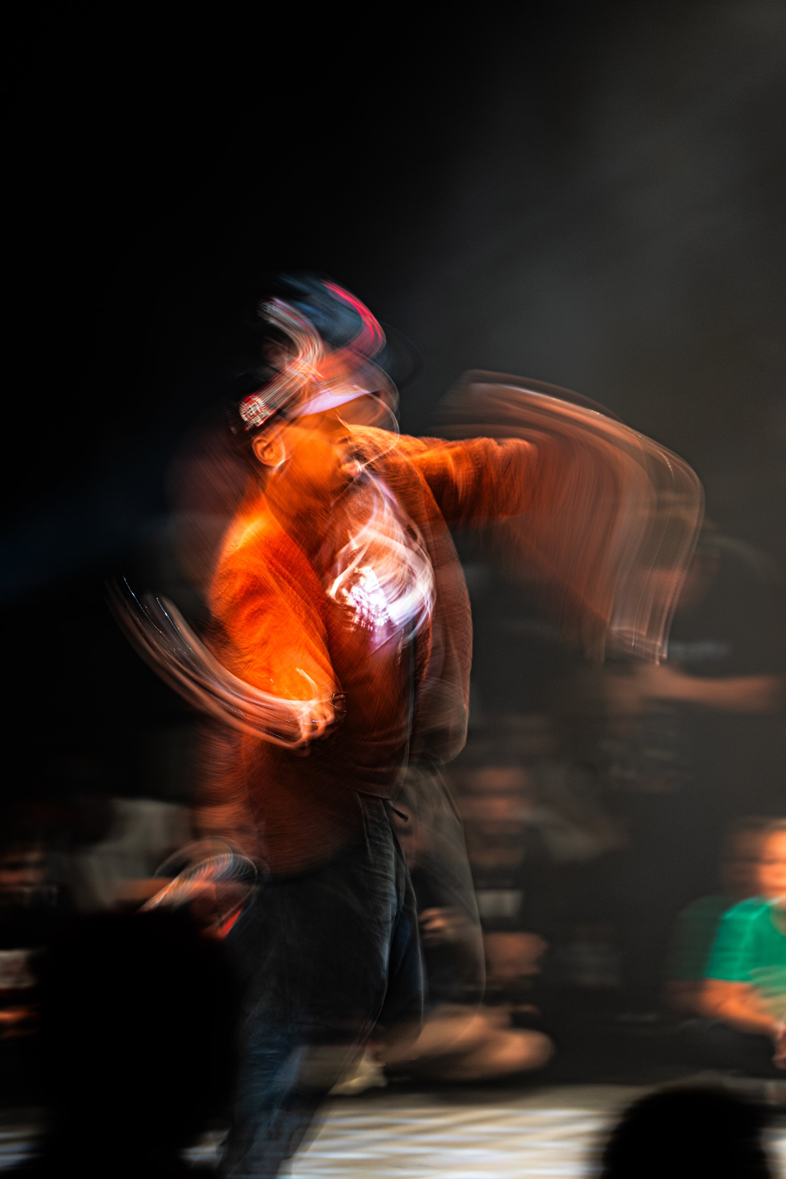 Une personne en mouvement avec un éclairage lumineux, création d'un effet artistique flou et dynamique.