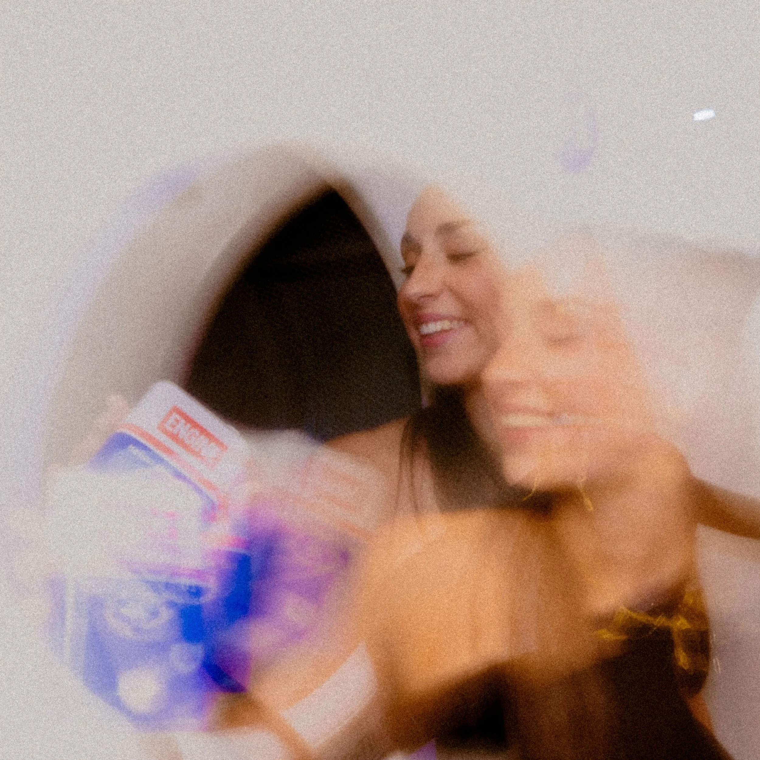 Une femme sourit et tend une carte d'assurance maladie lors d'une visite médicale, avec un effet de double exposition ou de mouvement qui crée une impression de dynamisme.