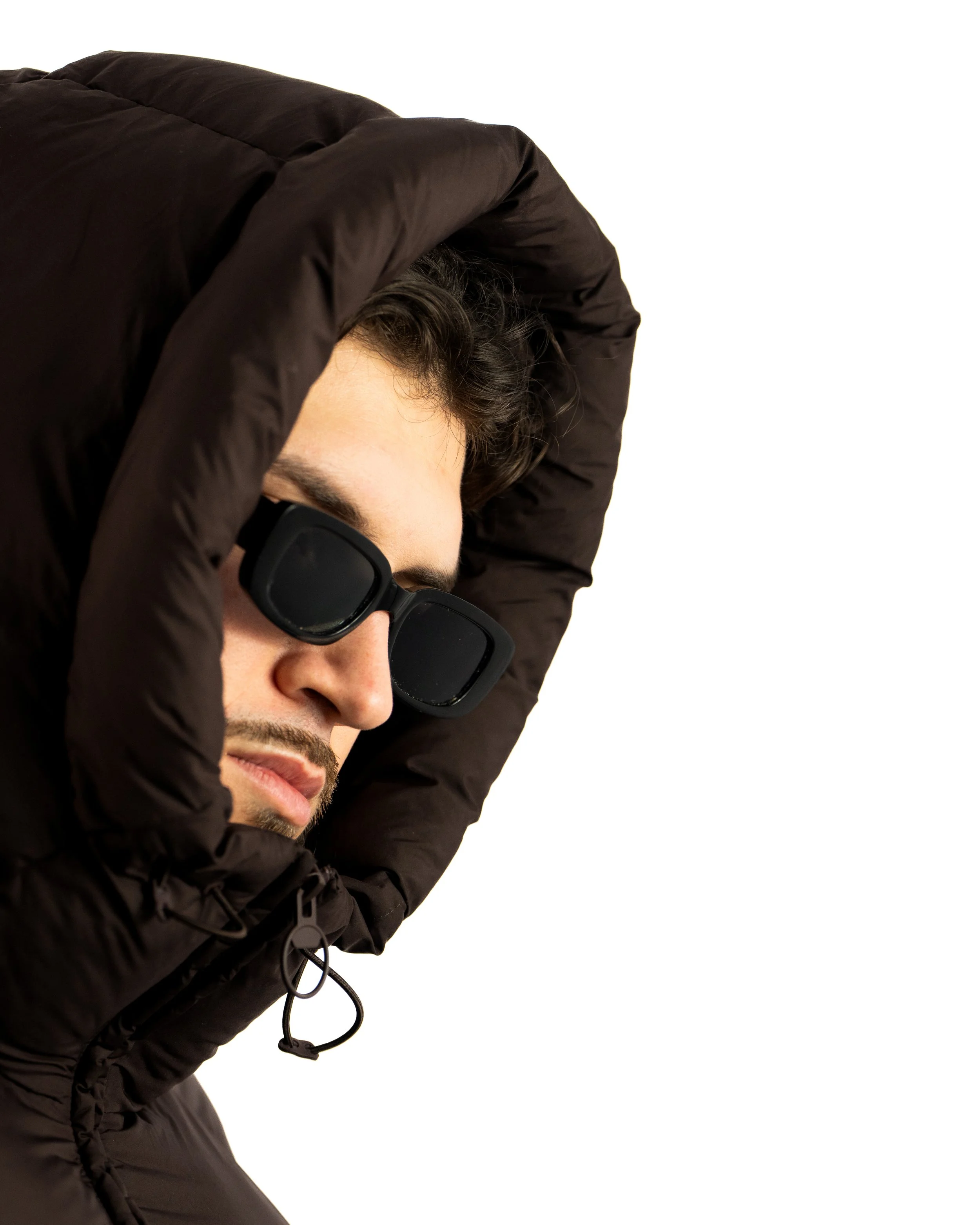 Portrait serré de DJ The Real Fabz en doudoune et lunettes noires, shooting press kit à Lyon.