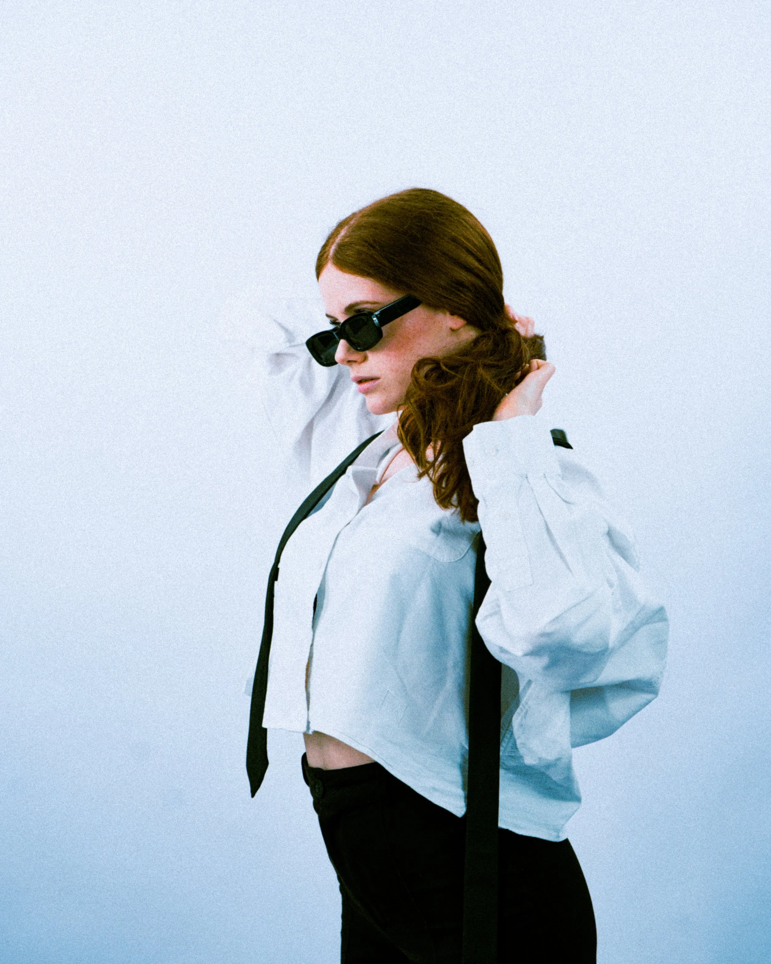 Portrait de profil féminin en studio, esthétique mode minimaliste et élégante.