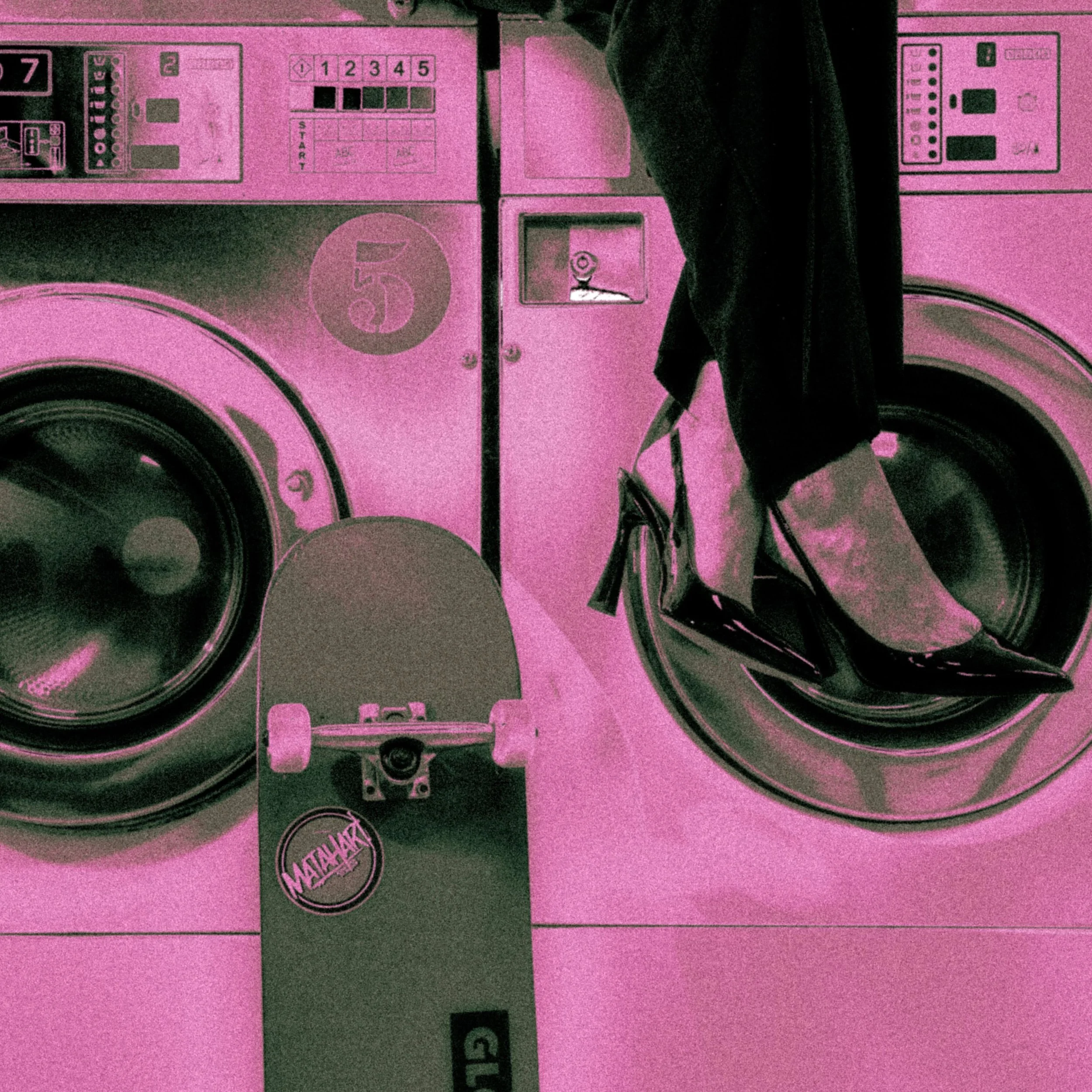 Une machine à laver avec un sac de shopping posé dessus, une personne portant une jupe et des talons hauts qui insère des vêtements dans la machine, et un skateboard posé au premier plan.