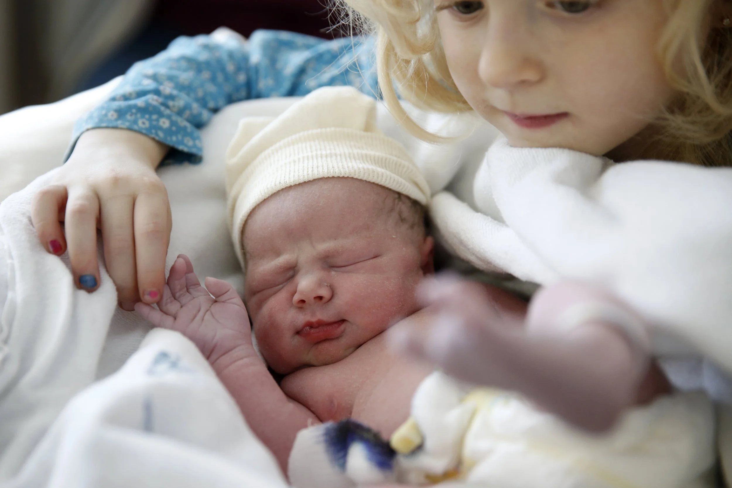 Bryann, meets her new baby sister Brynleigh Sage Walters. 